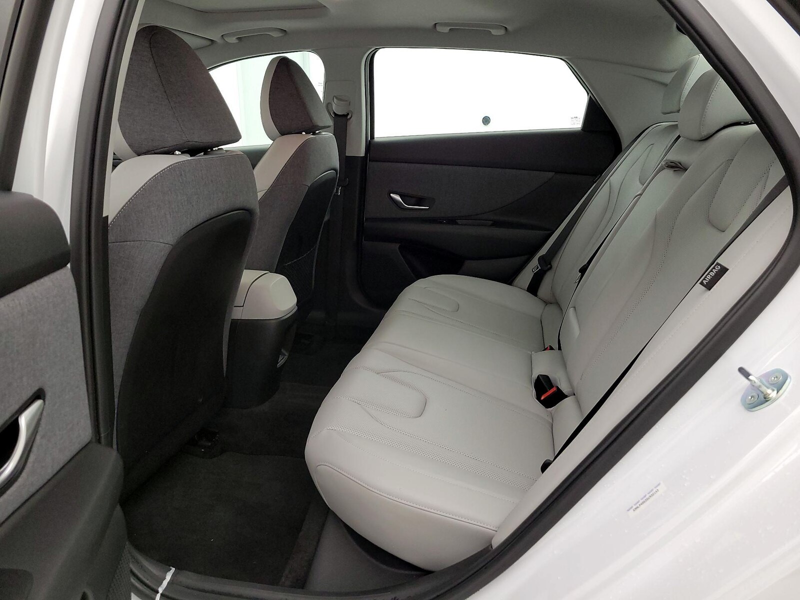 2025 Hyundai Elantra Limited - Photo 22