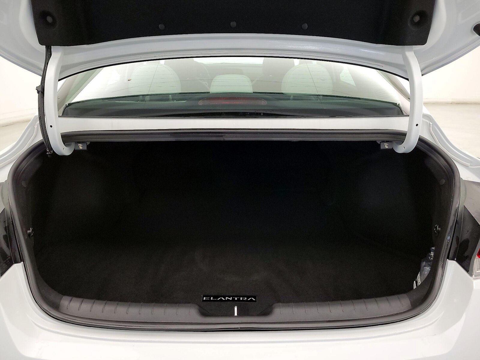2025 Hyundai Elantra Limited - Photo 23