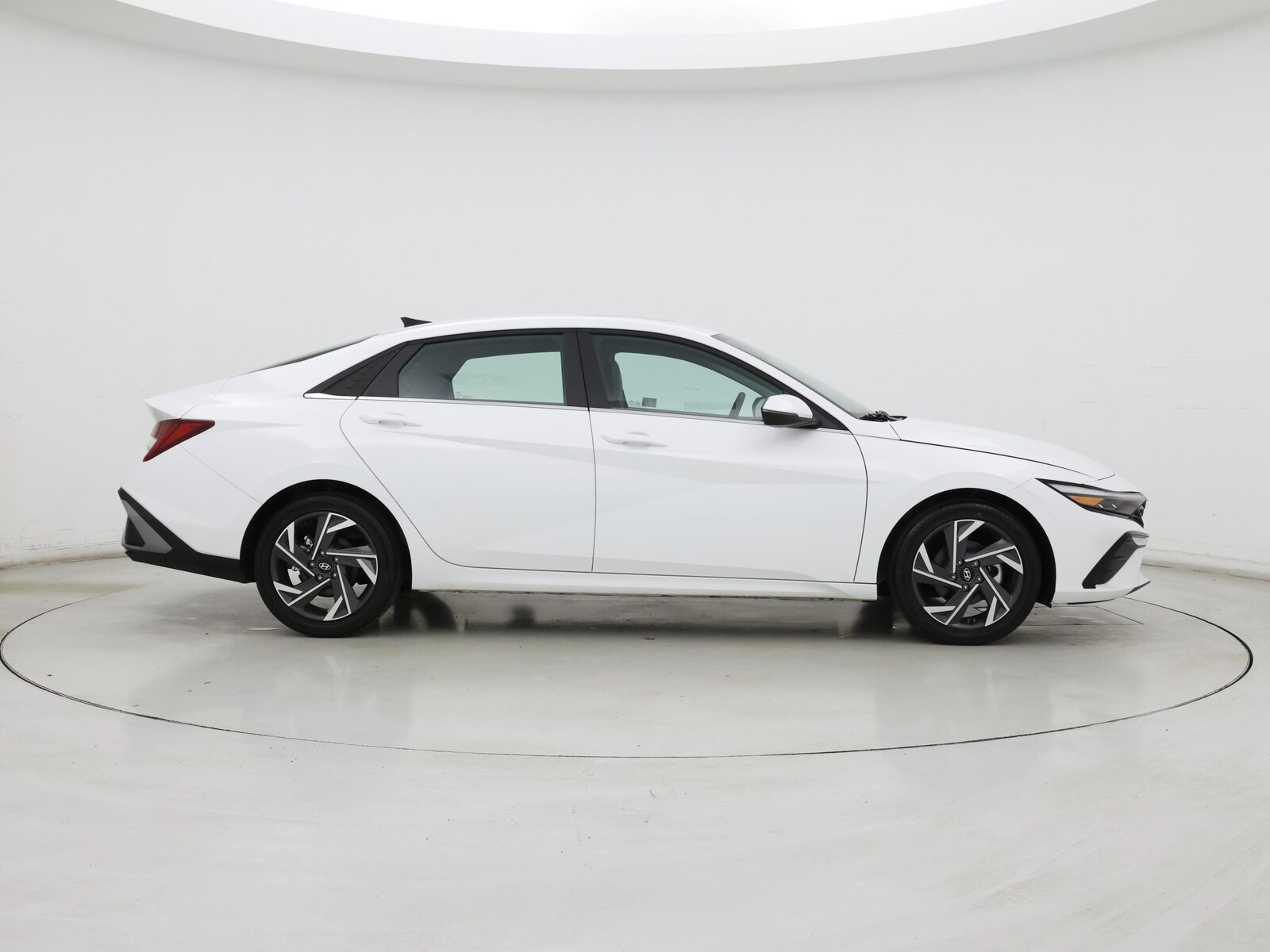2025 Hyundai Elantra Limited - Photo 8