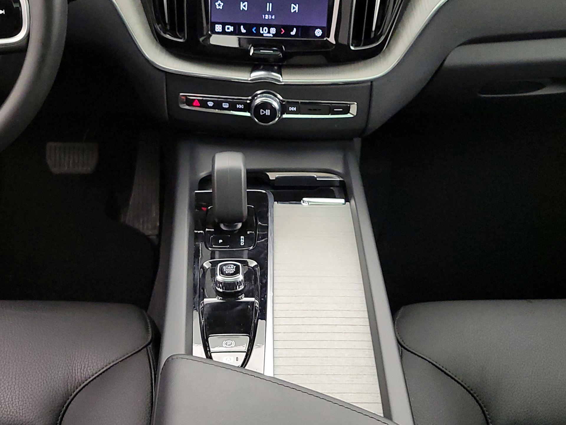 Thumbnail: 2025 Volvo XC60 - 18