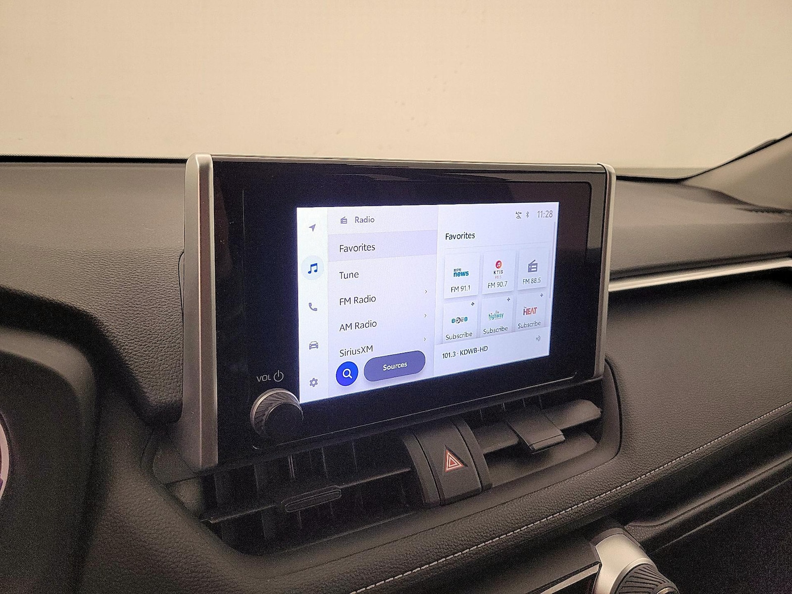 2024 Toyota RAV4 XLE - Photo 17