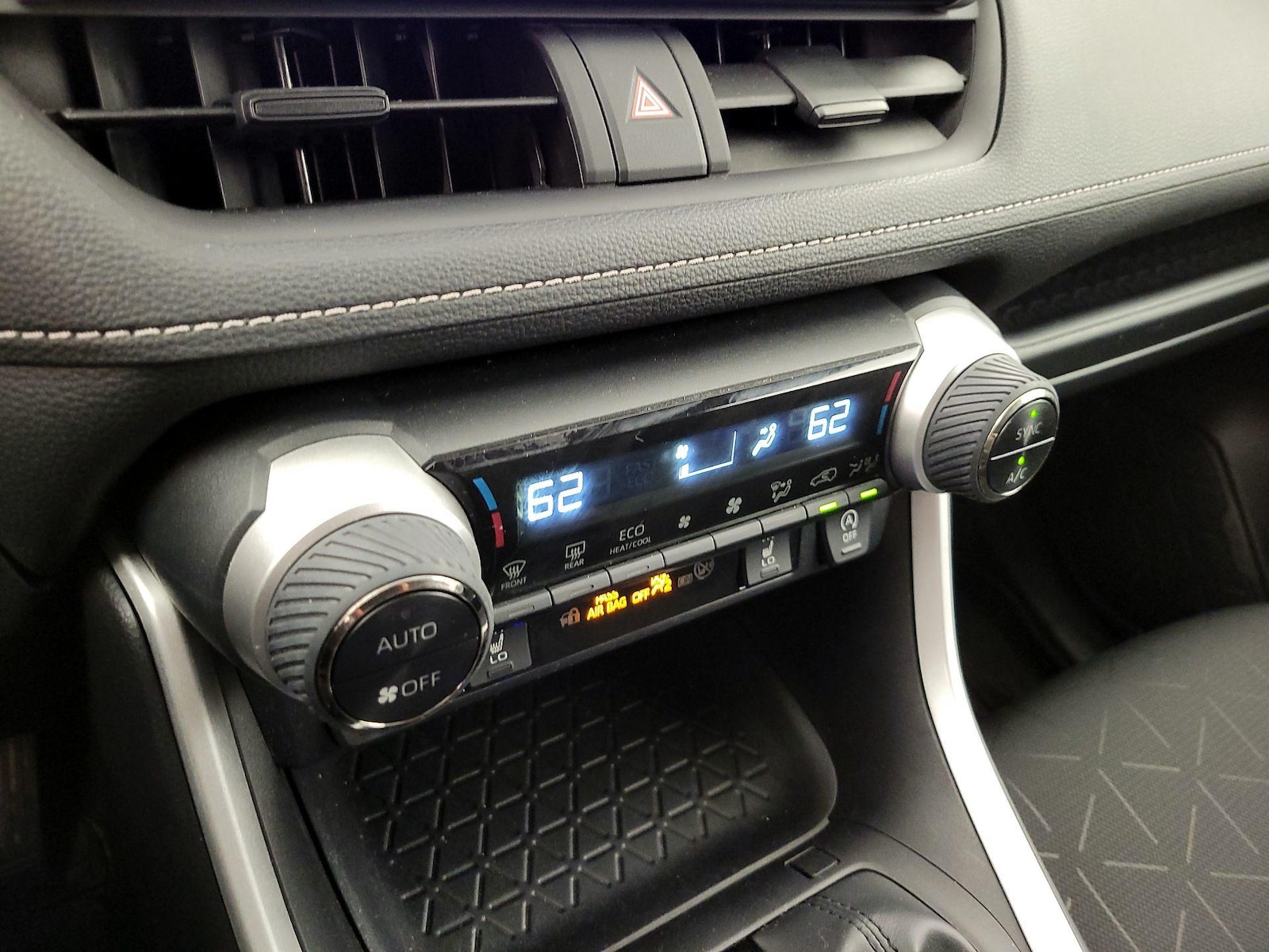2024 Toyota RAV4 XLE - Photo 18