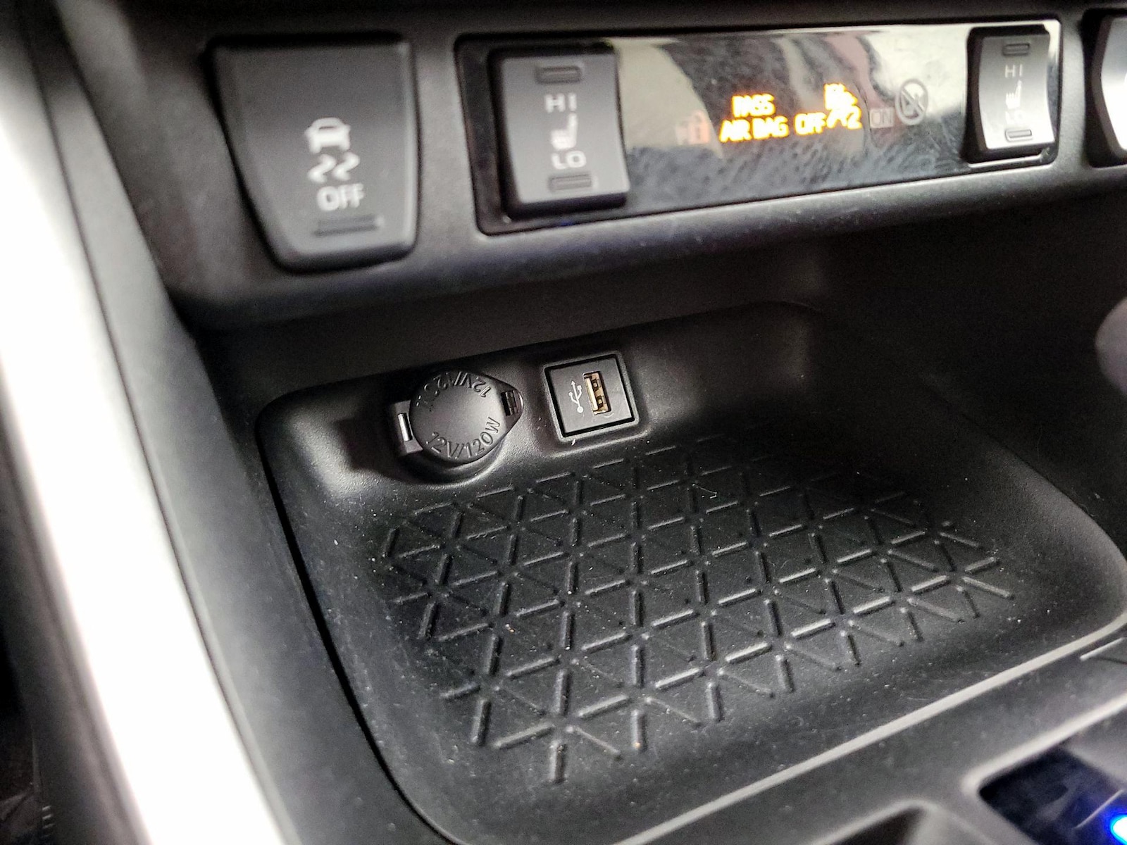 2024 Toyota RAV4 XLE - Photo 20