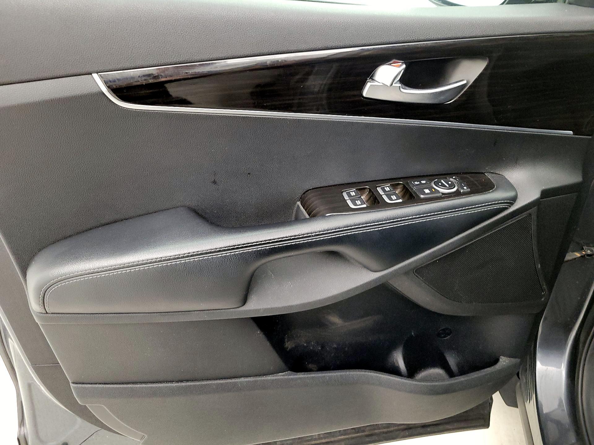 Thumbnail: 2020 Kia Sorento - 12