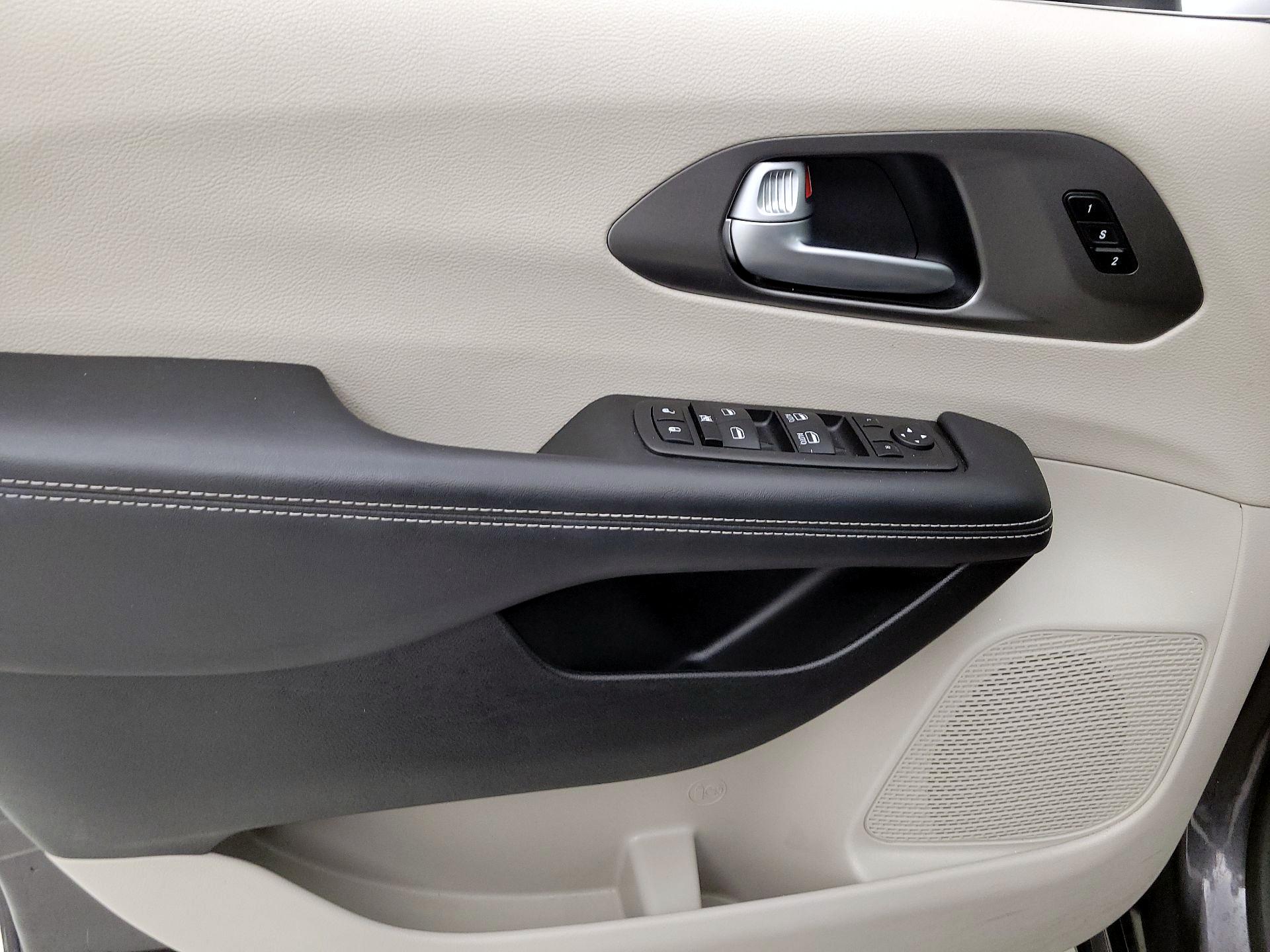 Thumbnail: 2023 Chrysler Pacifica - 12