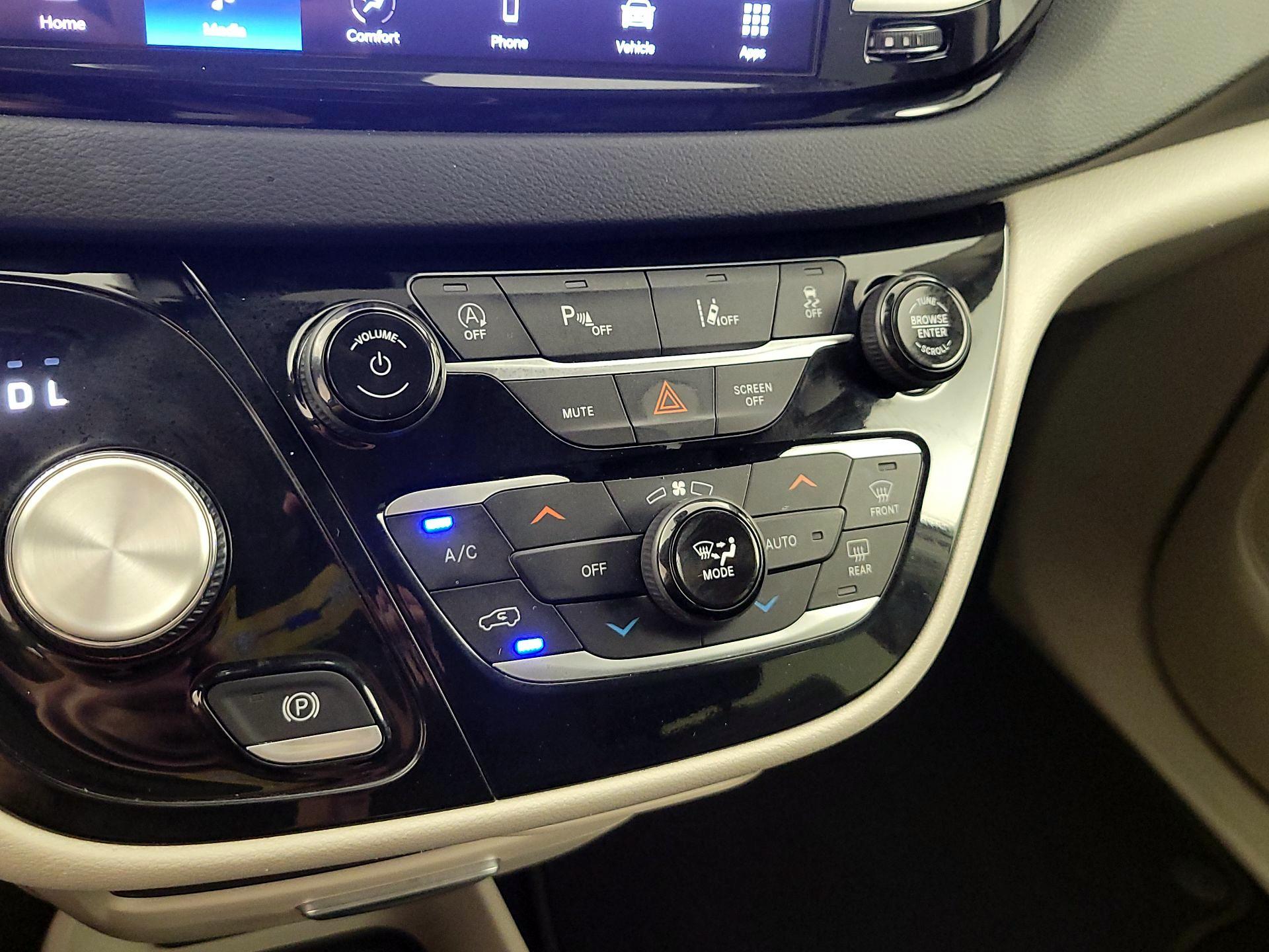 Thumbnail: 2023 Chrysler Pacifica - 16