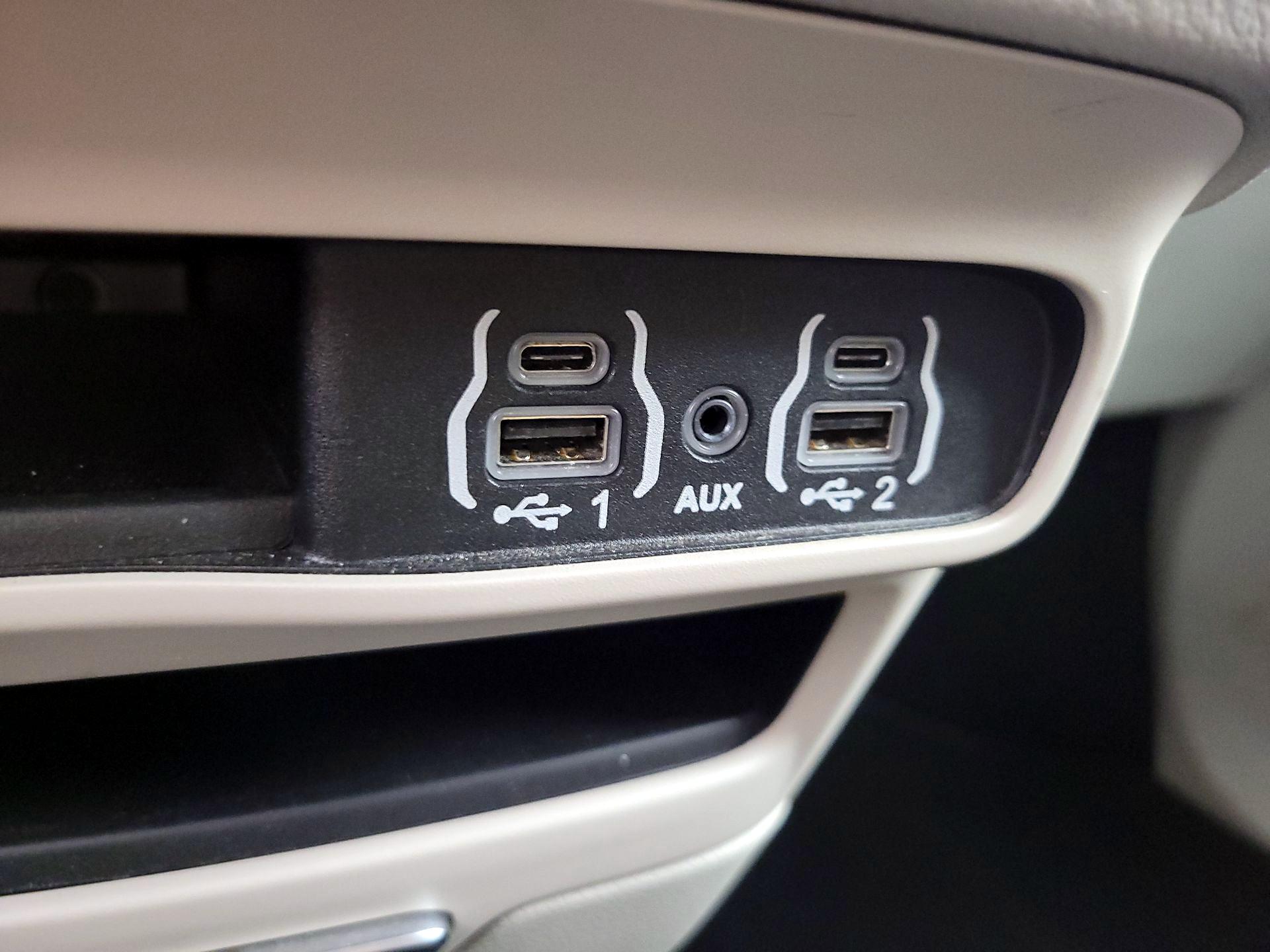 Thumbnail: 2023 Chrysler Pacifica - 18