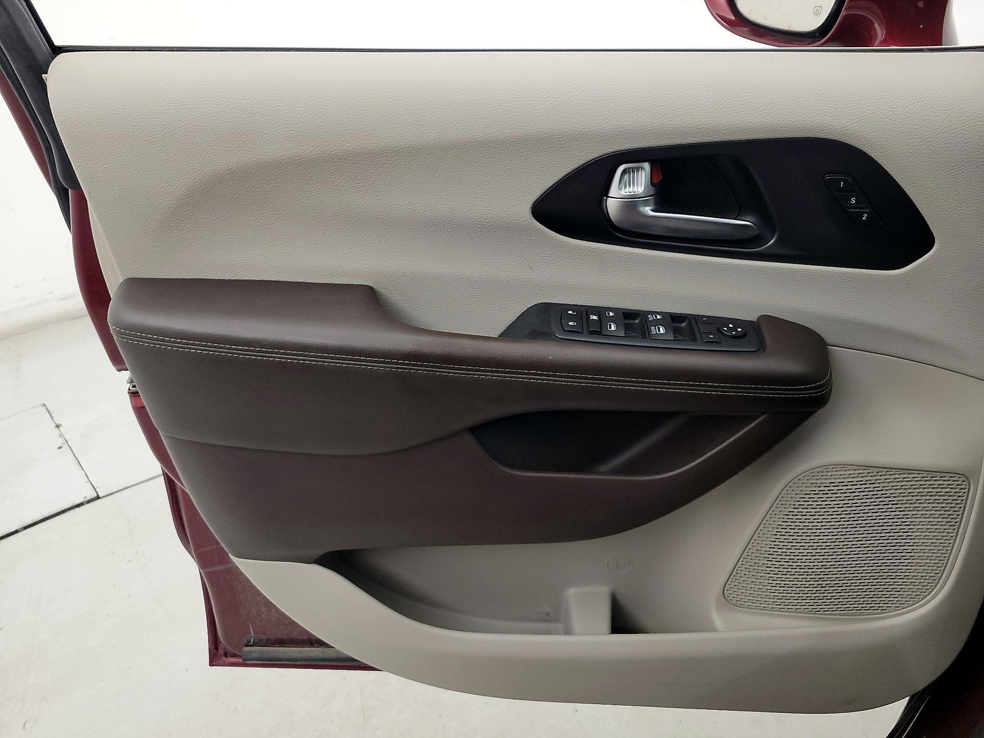 Thumbnail: 2020 Chrysler Pacifica - 12