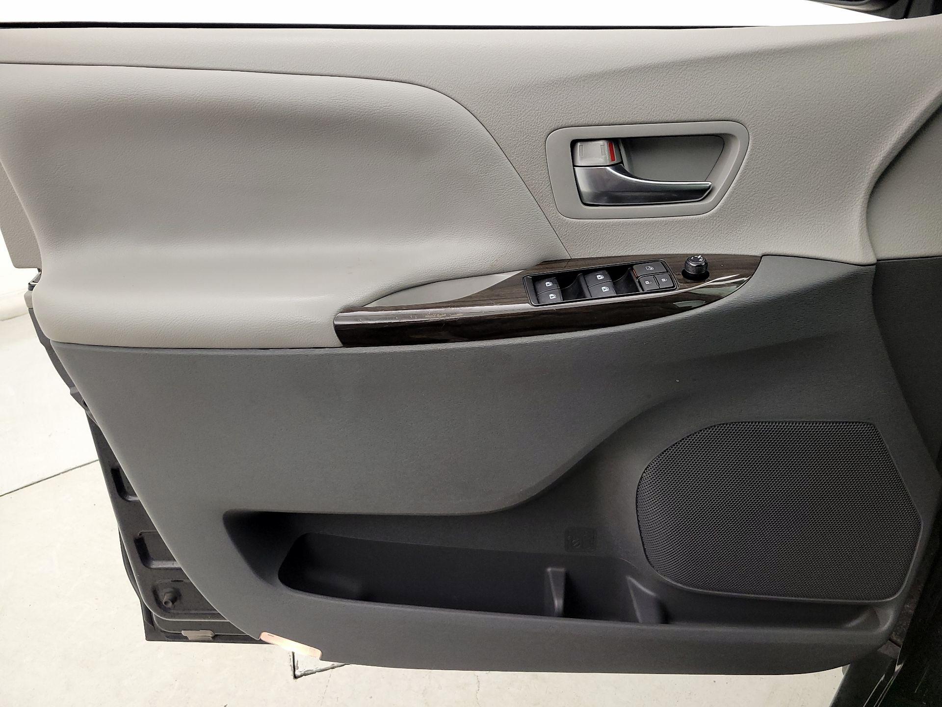 Thumbnail: 2019 Toyota Sienna - 12