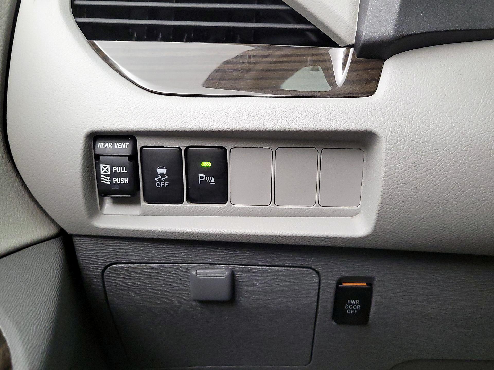 Thumbnail: 2019 Toyota Sienna - 13