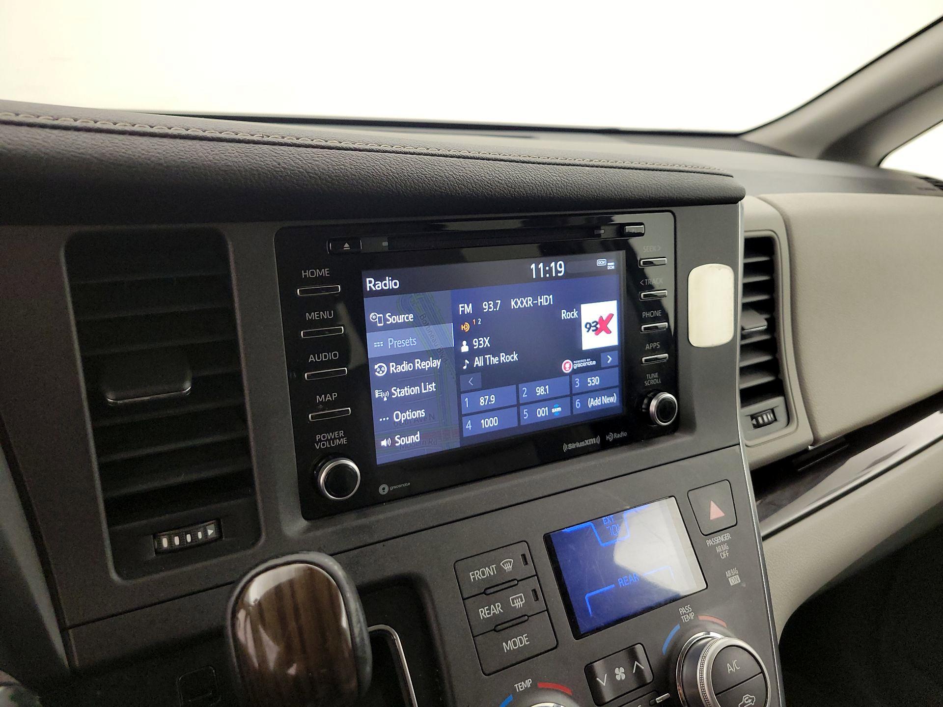 Thumbnail: 2019 Toyota Sienna - 16