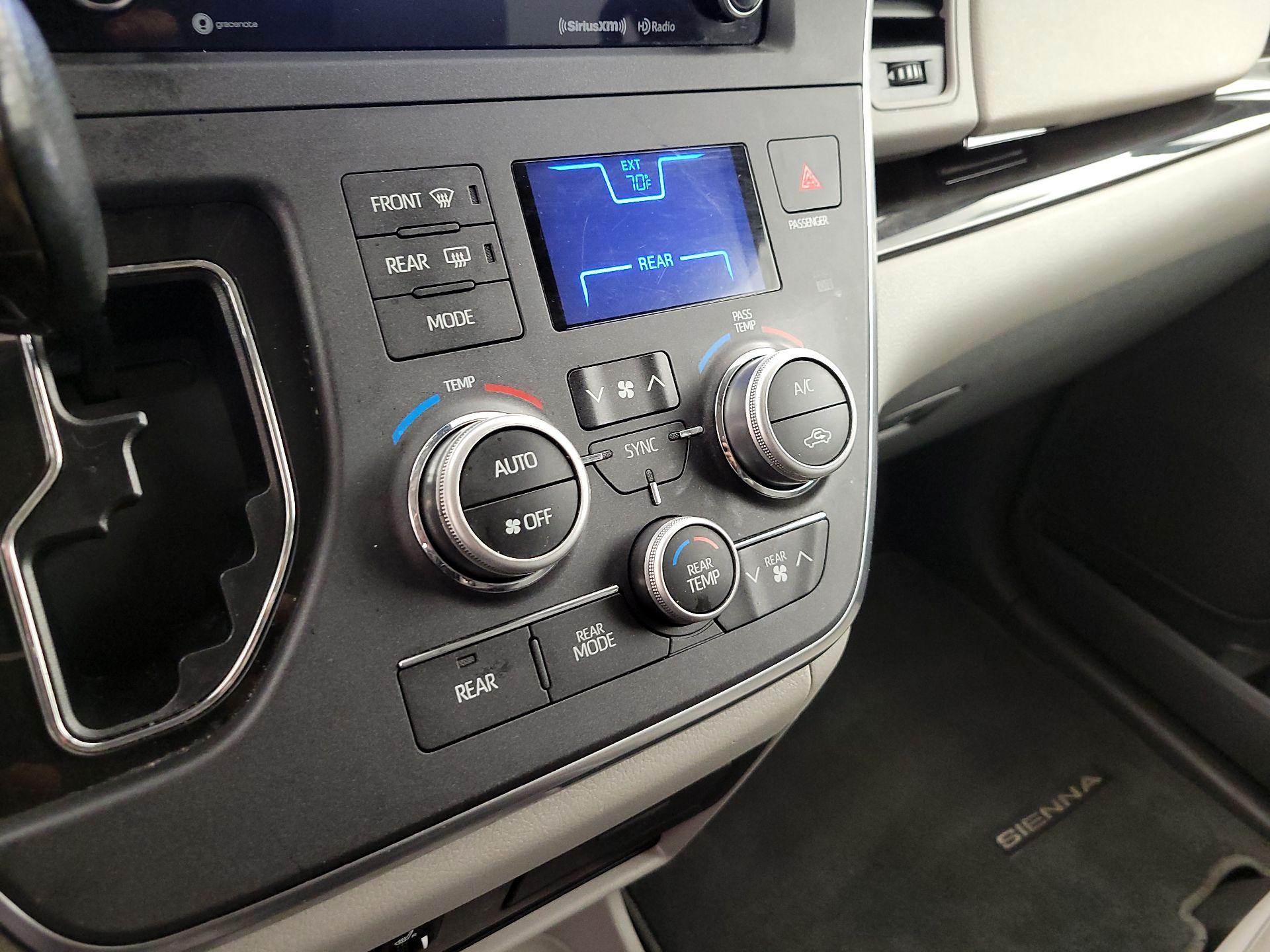 Thumbnail: 2019 Toyota Sienna - 17