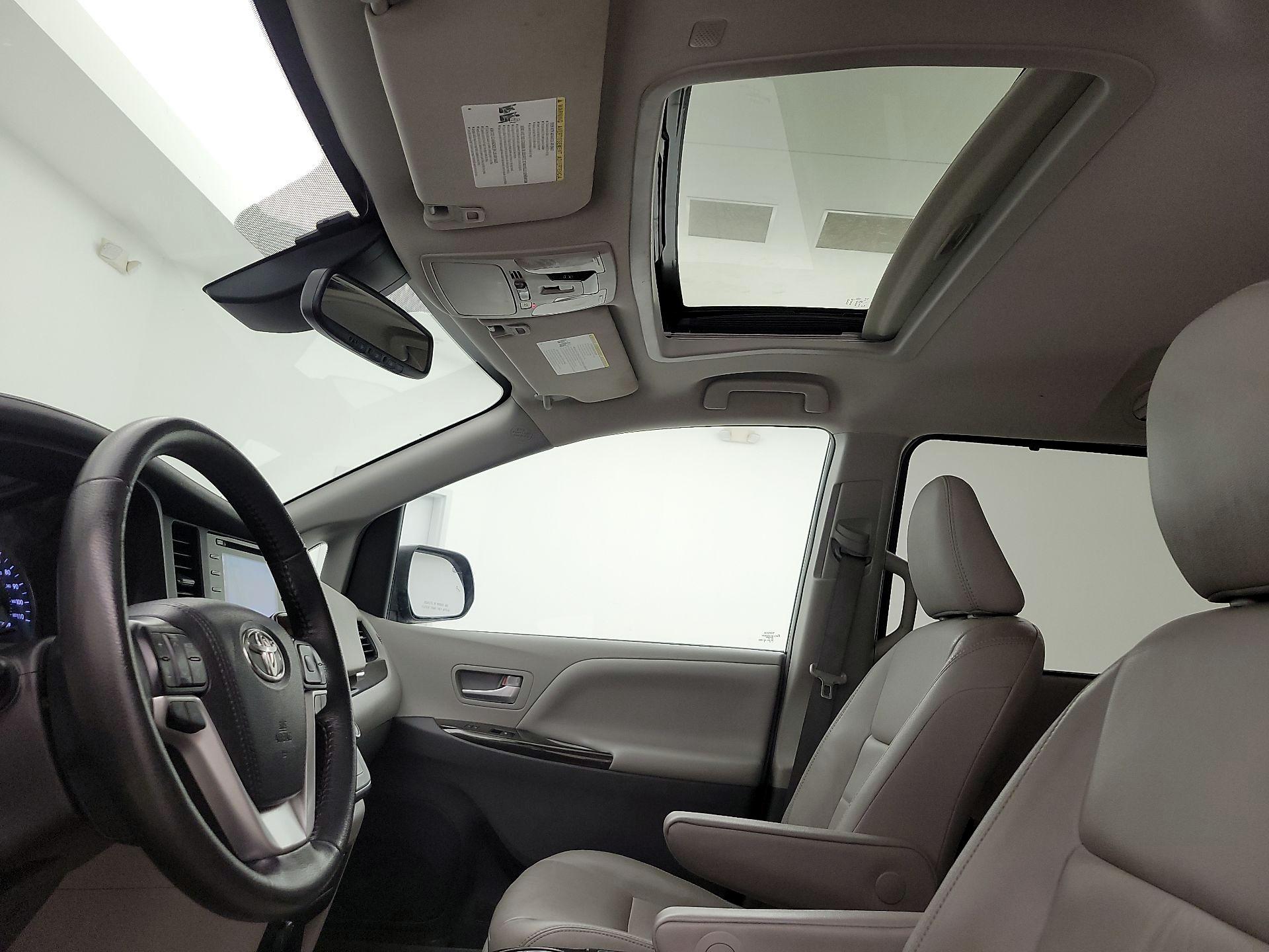 Thumbnail: 2019 Toyota Sienna - 20