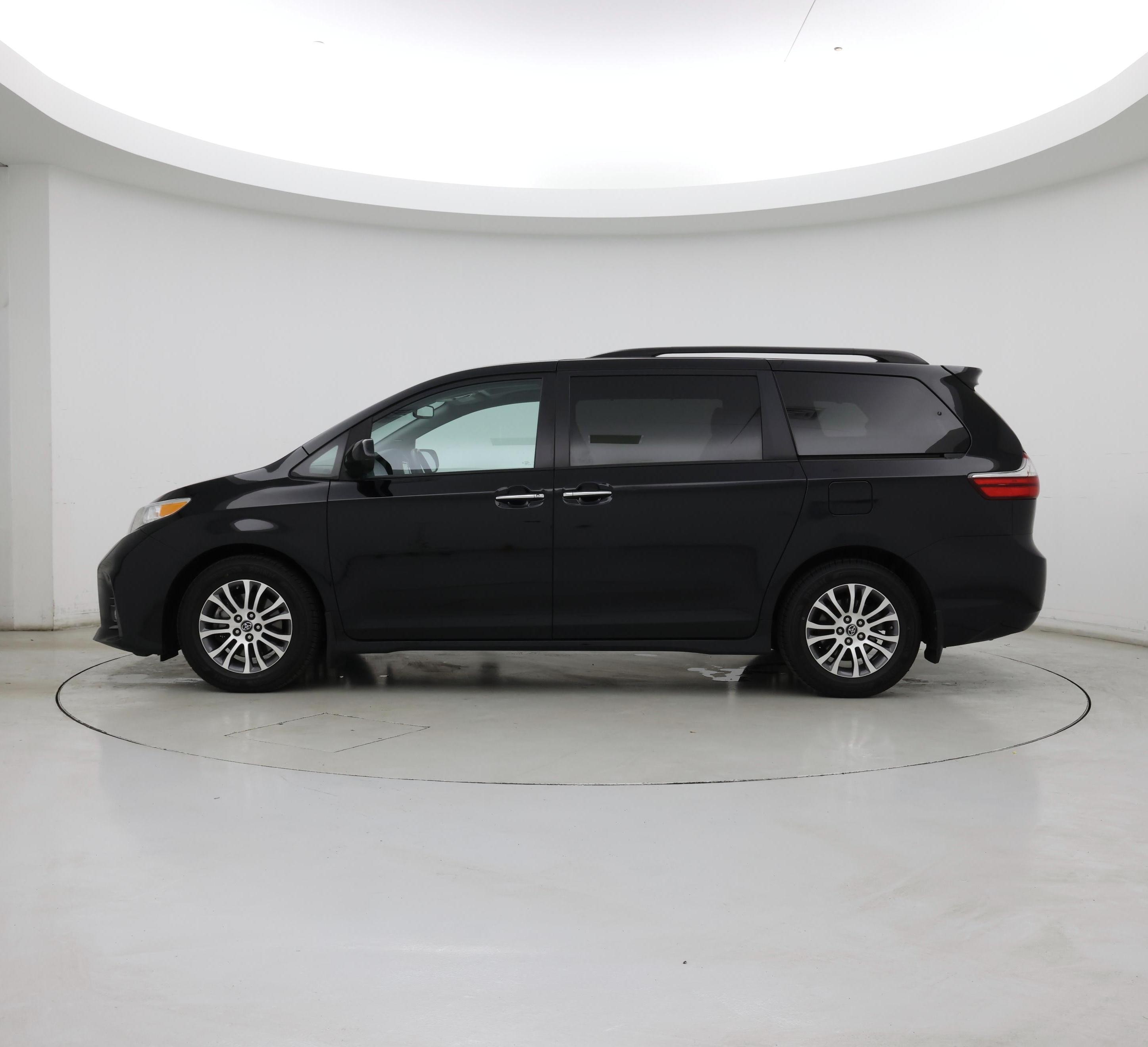 Thumbnail: 2019 Toyota Sienna - 3