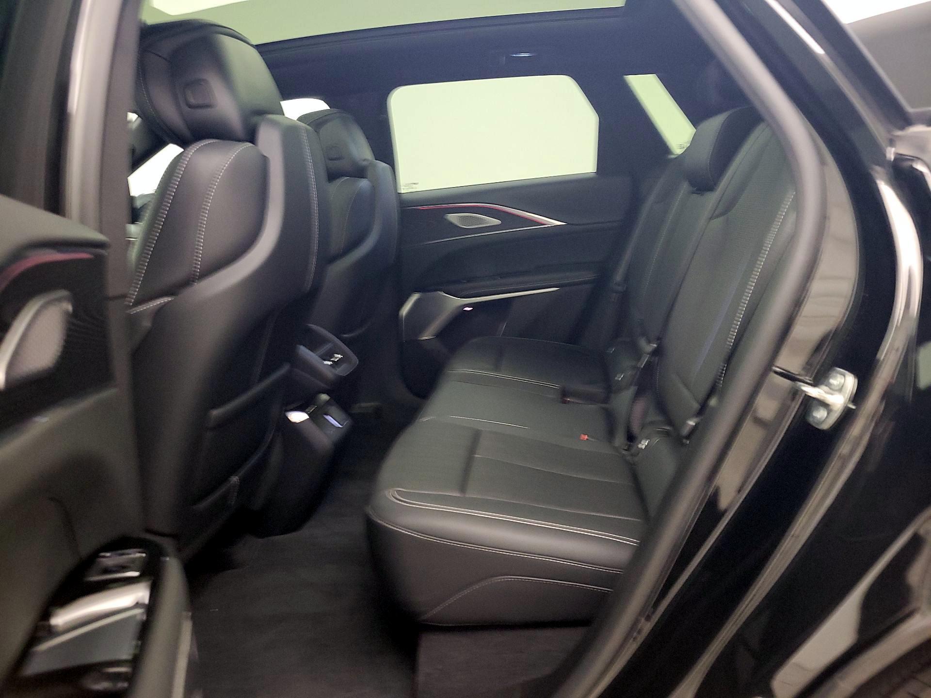 Thumbnail: 2024 Cadillac Lyriq - 18