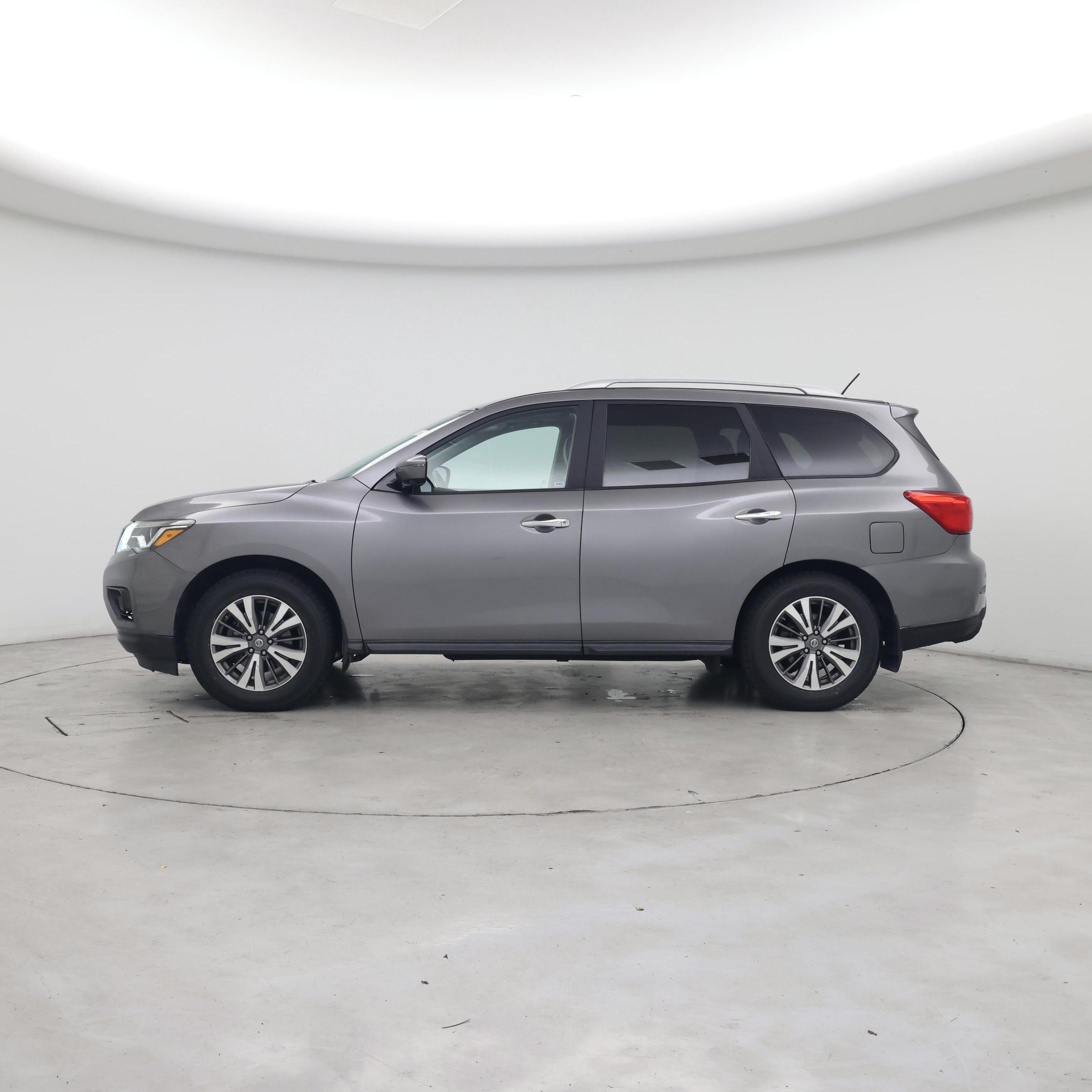 Thumbnail: 2017 Nissan Pathfinder - 3