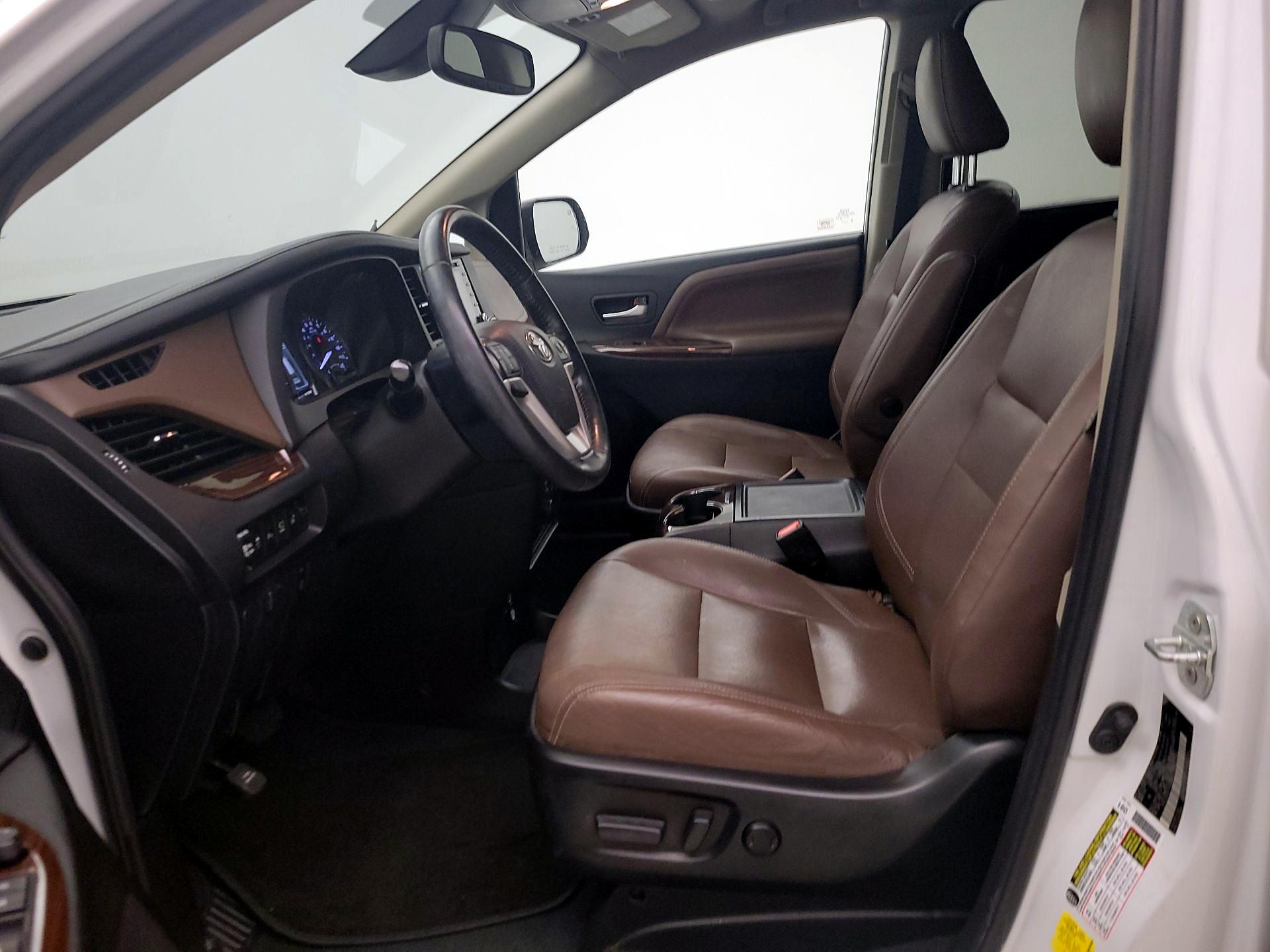 Thumbnail: 2020 Toyota Sienna - 11