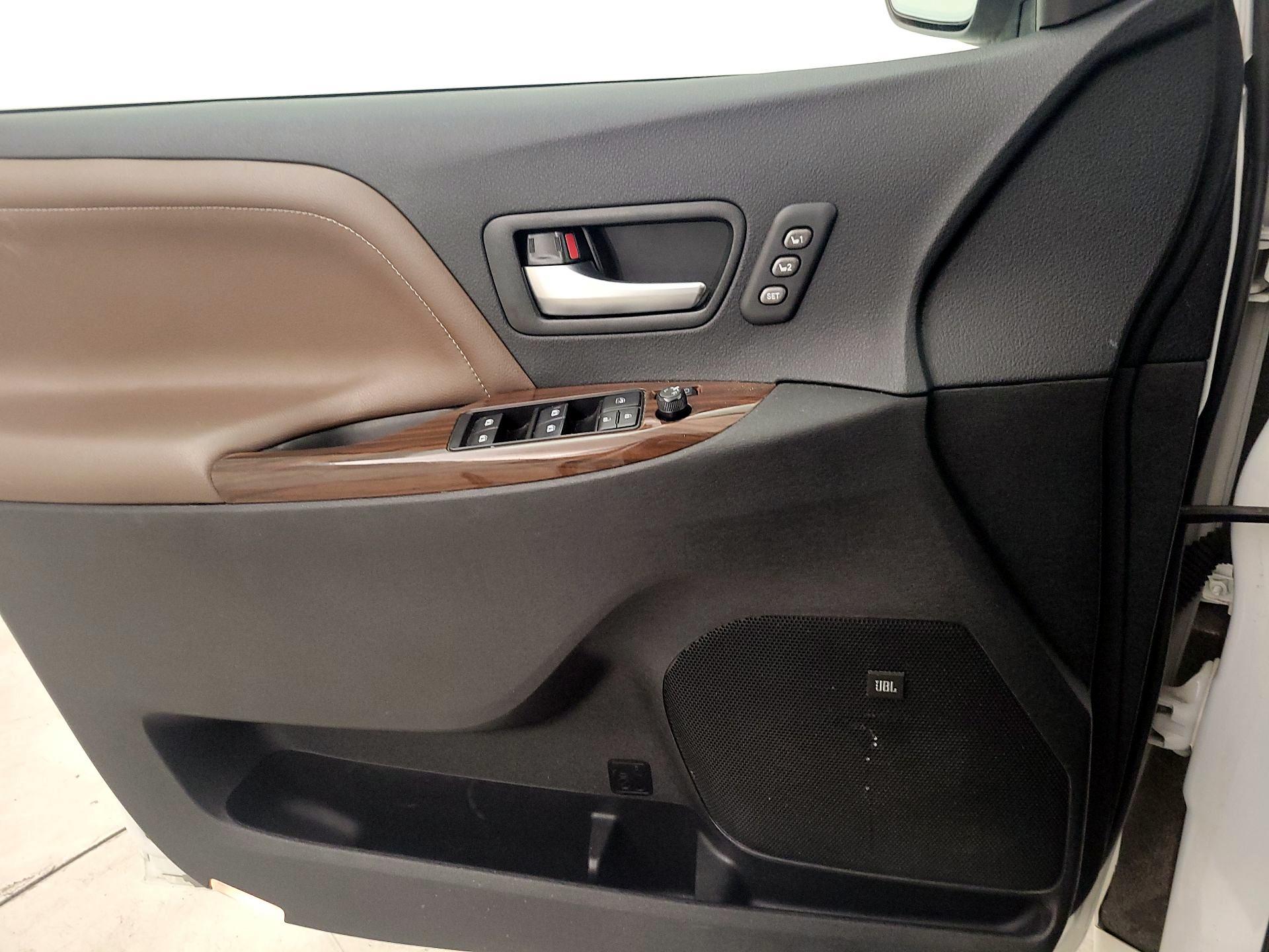 Thumbnail: 2020 Toyota Sienna - 12