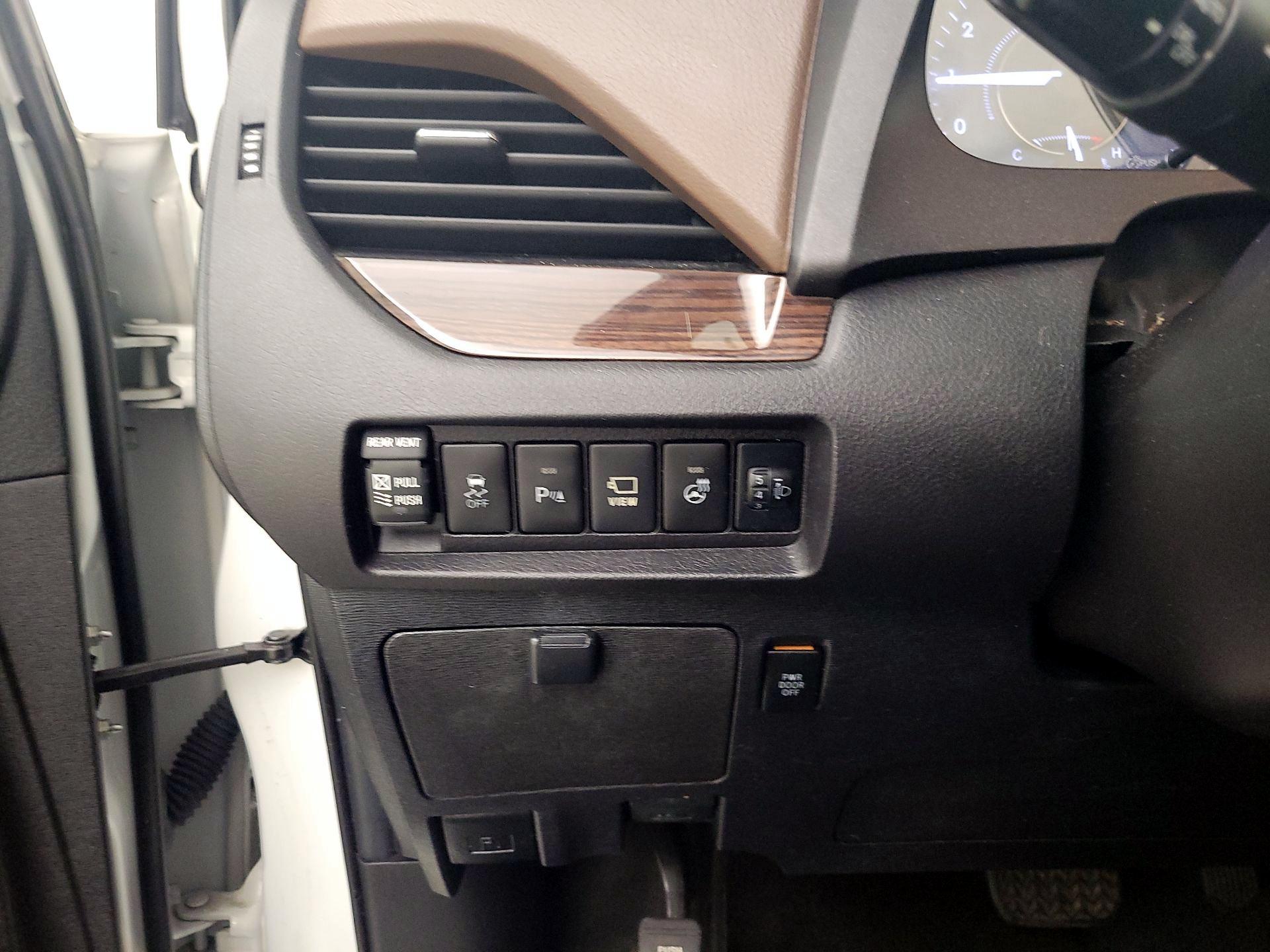 Thumbnail: 2020 Toyota Sienna - 13