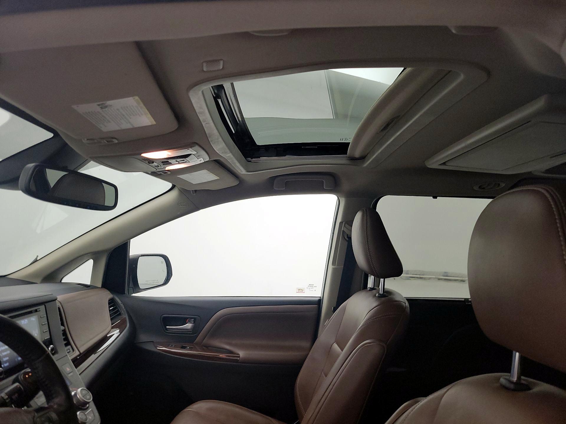 Thumbnail: 2020 Toyota Sienna - 19