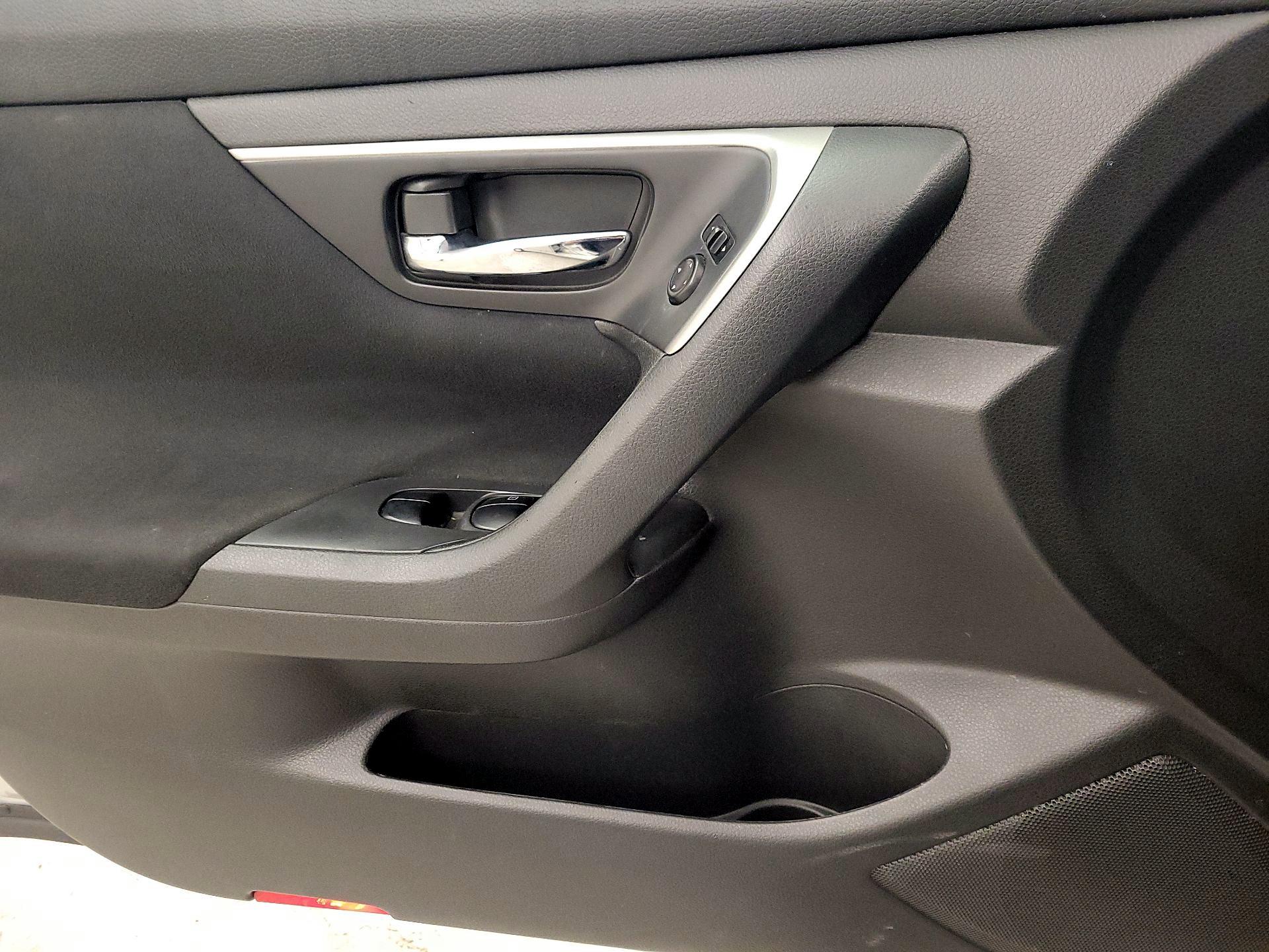 Thumbnail: 2015 Nissan Altima - 12