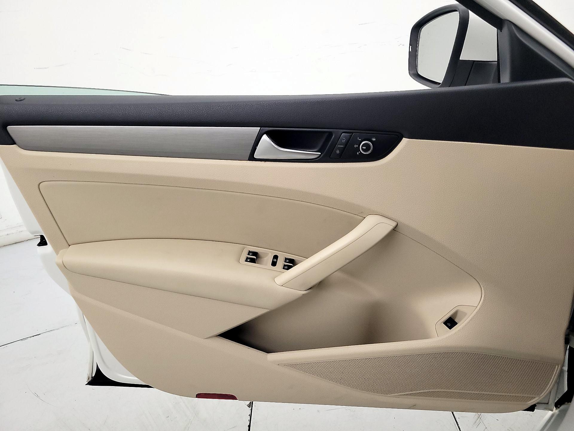 Thumbnail: 2015 Volkswagen Passat - 12