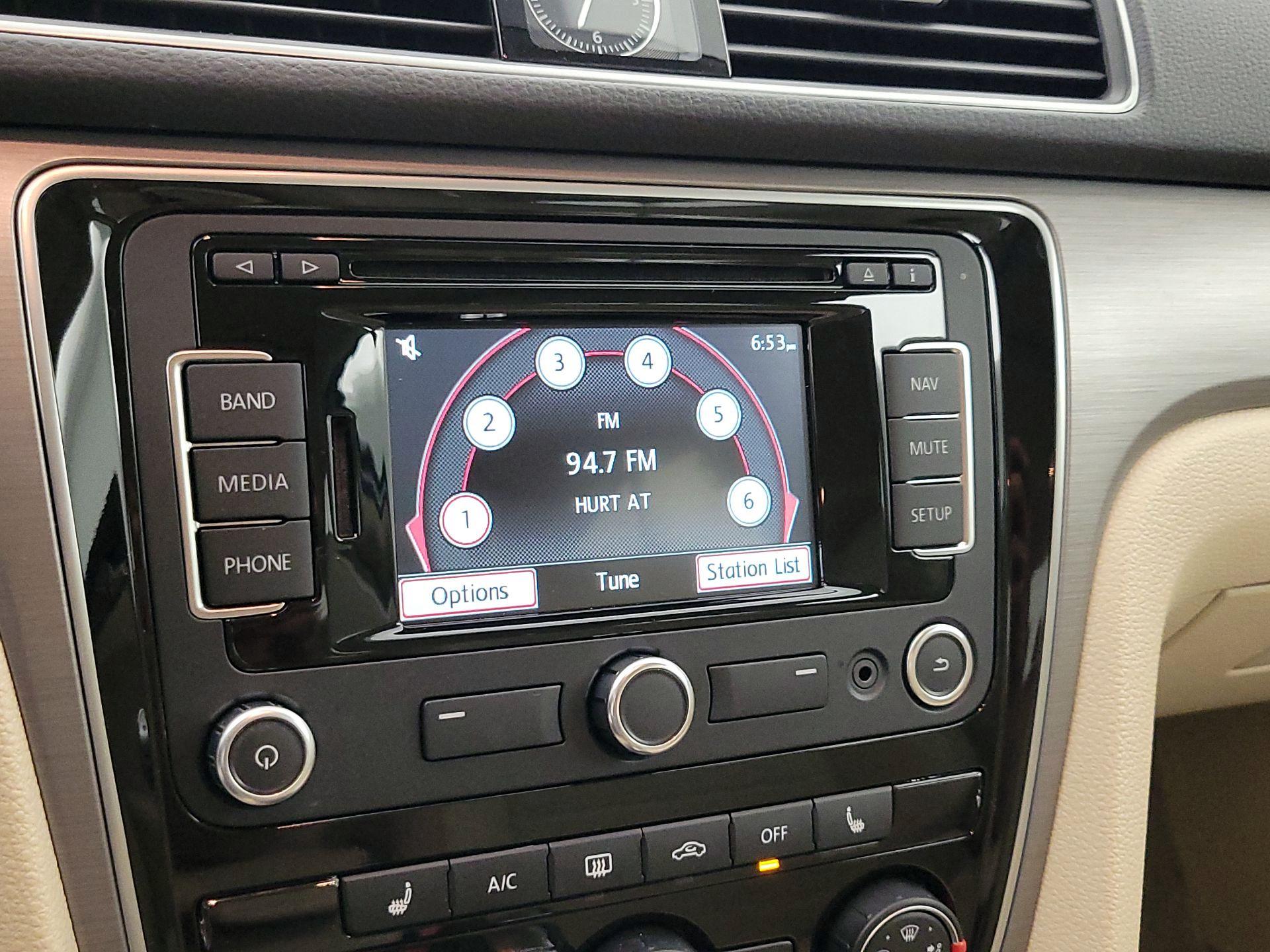 Thumbnail: 2015 Volkswagen Passat - 15