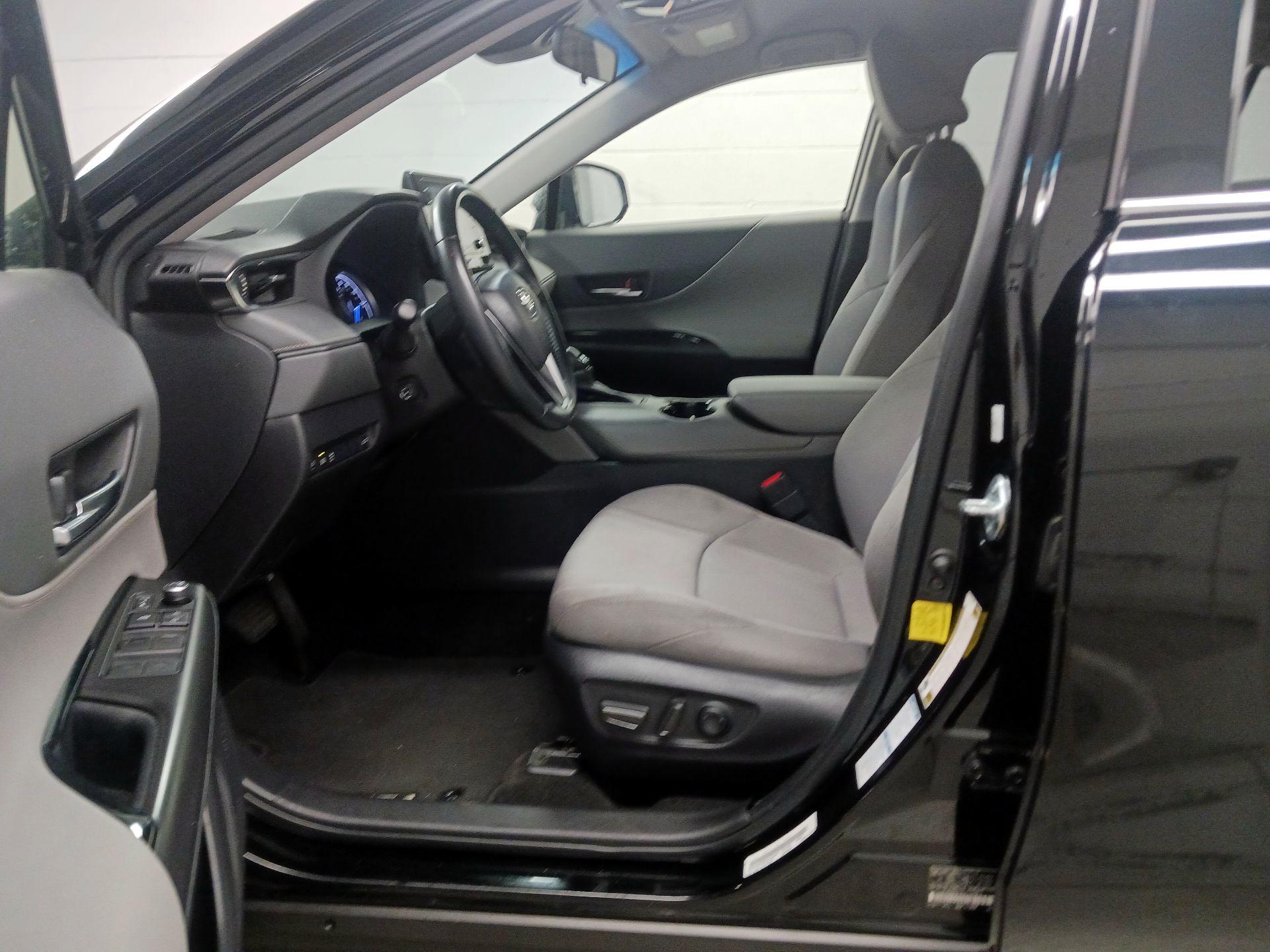 Thumbnail: 2021 Toyota Venza - 11