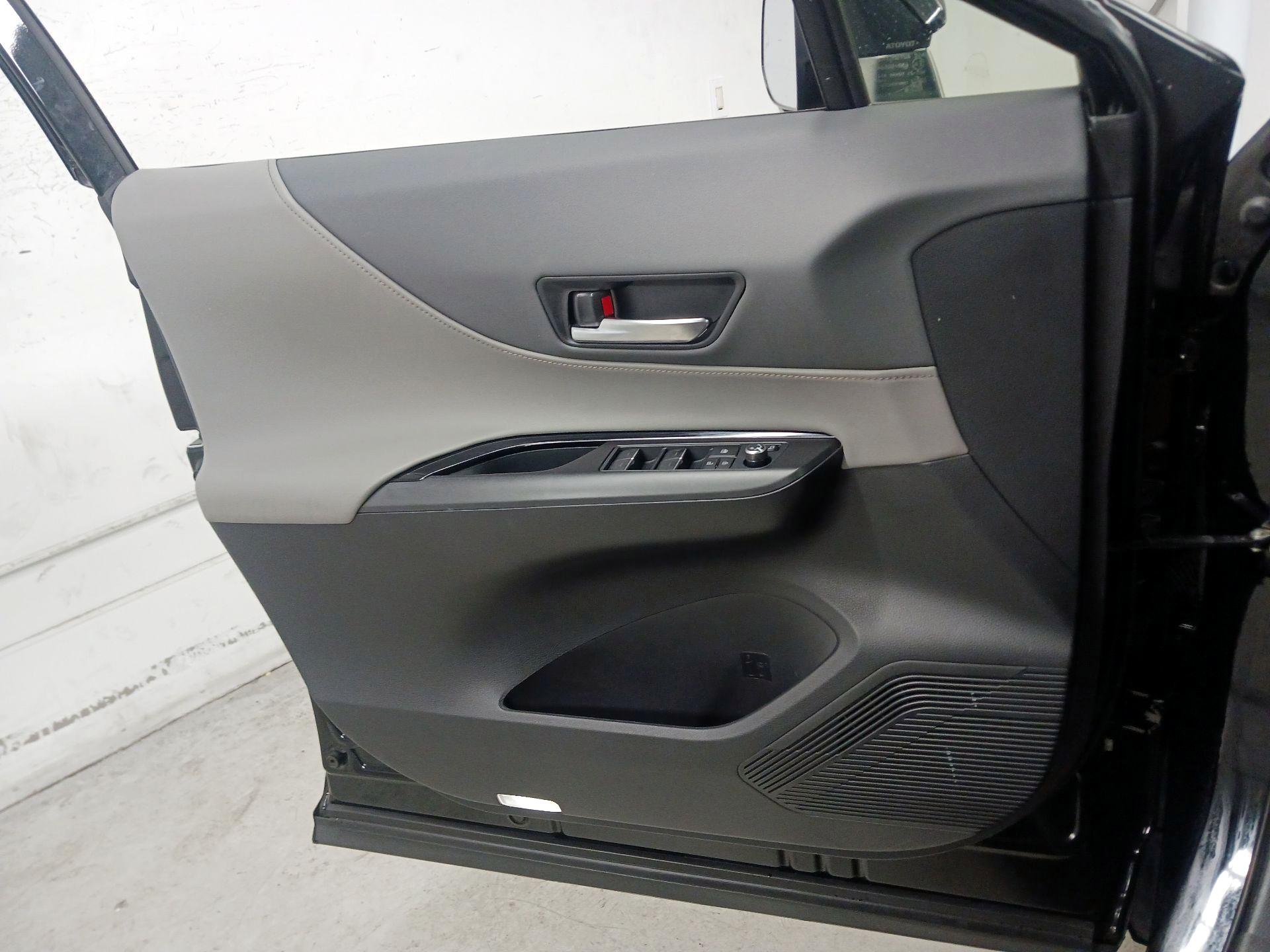 Thumbnail: 2021 Toyota Venza - 12