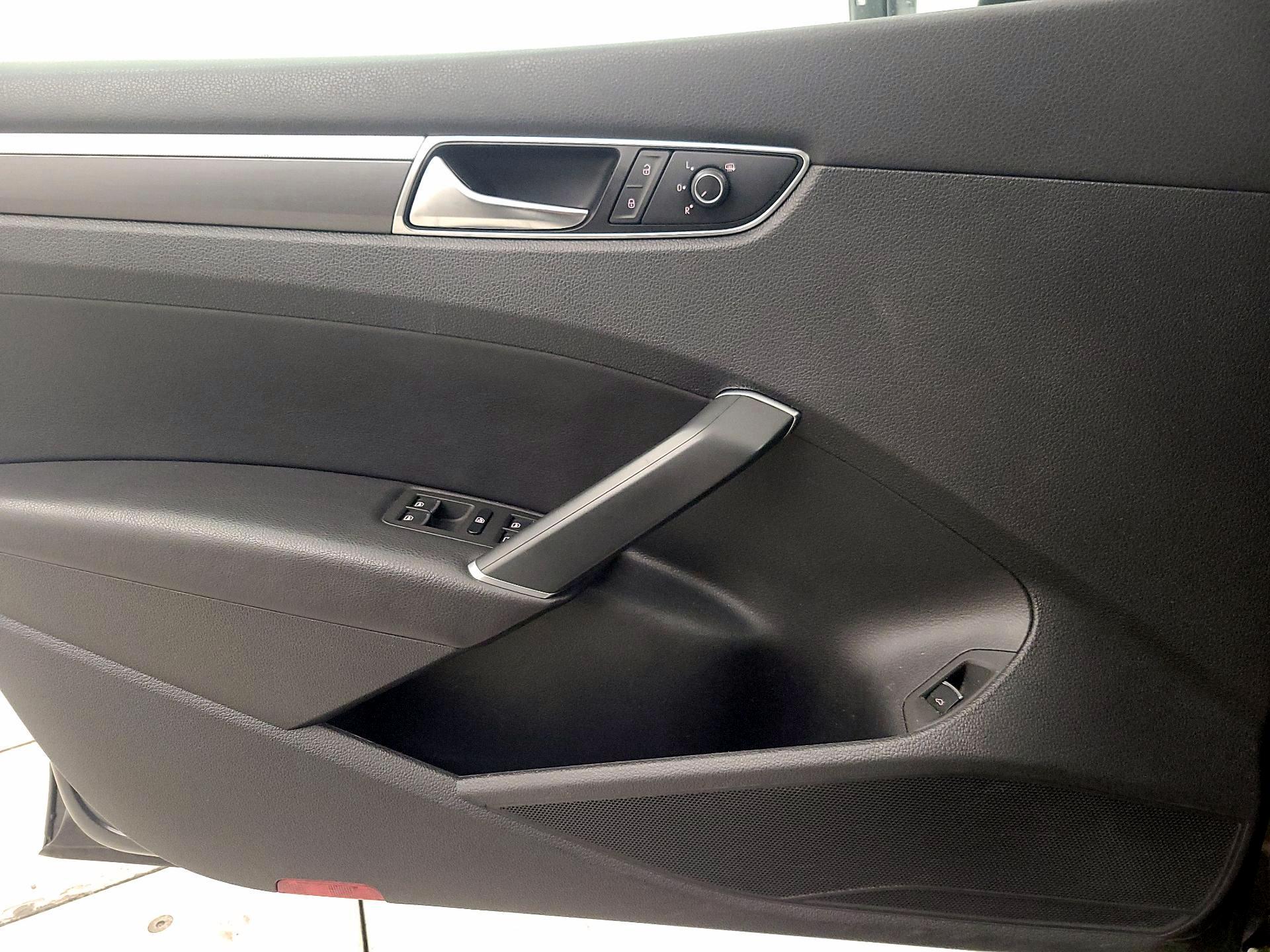 Thumbnail: 2017 Volkswagen Passat - 10