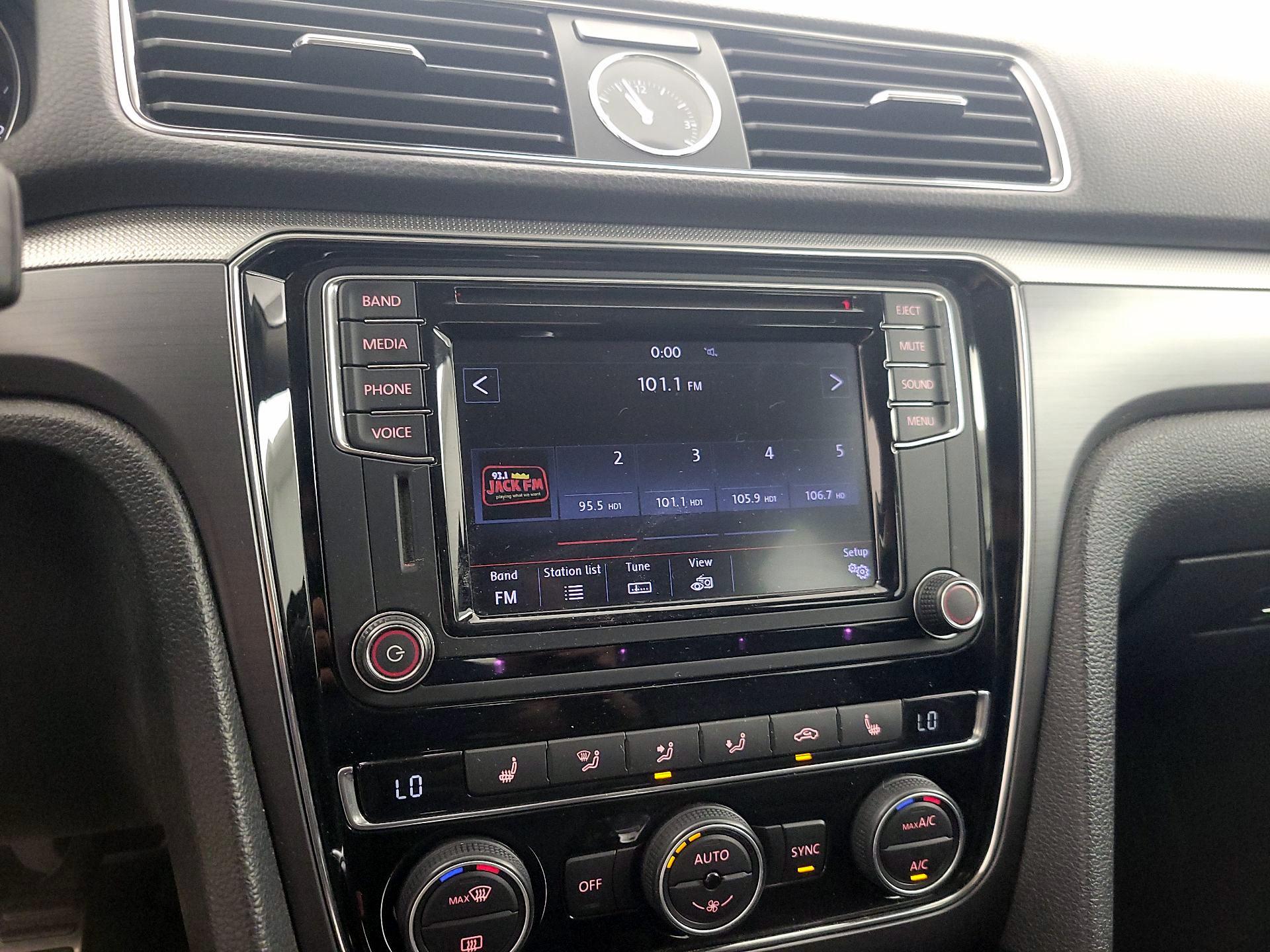 Thumbnail: 2017 Volkswagen Passat - 13