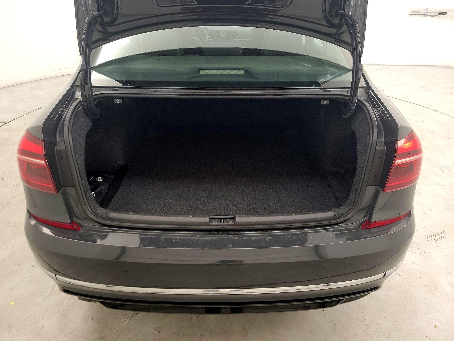 Thumbnail: 2017 Volkswagen Passat - 18