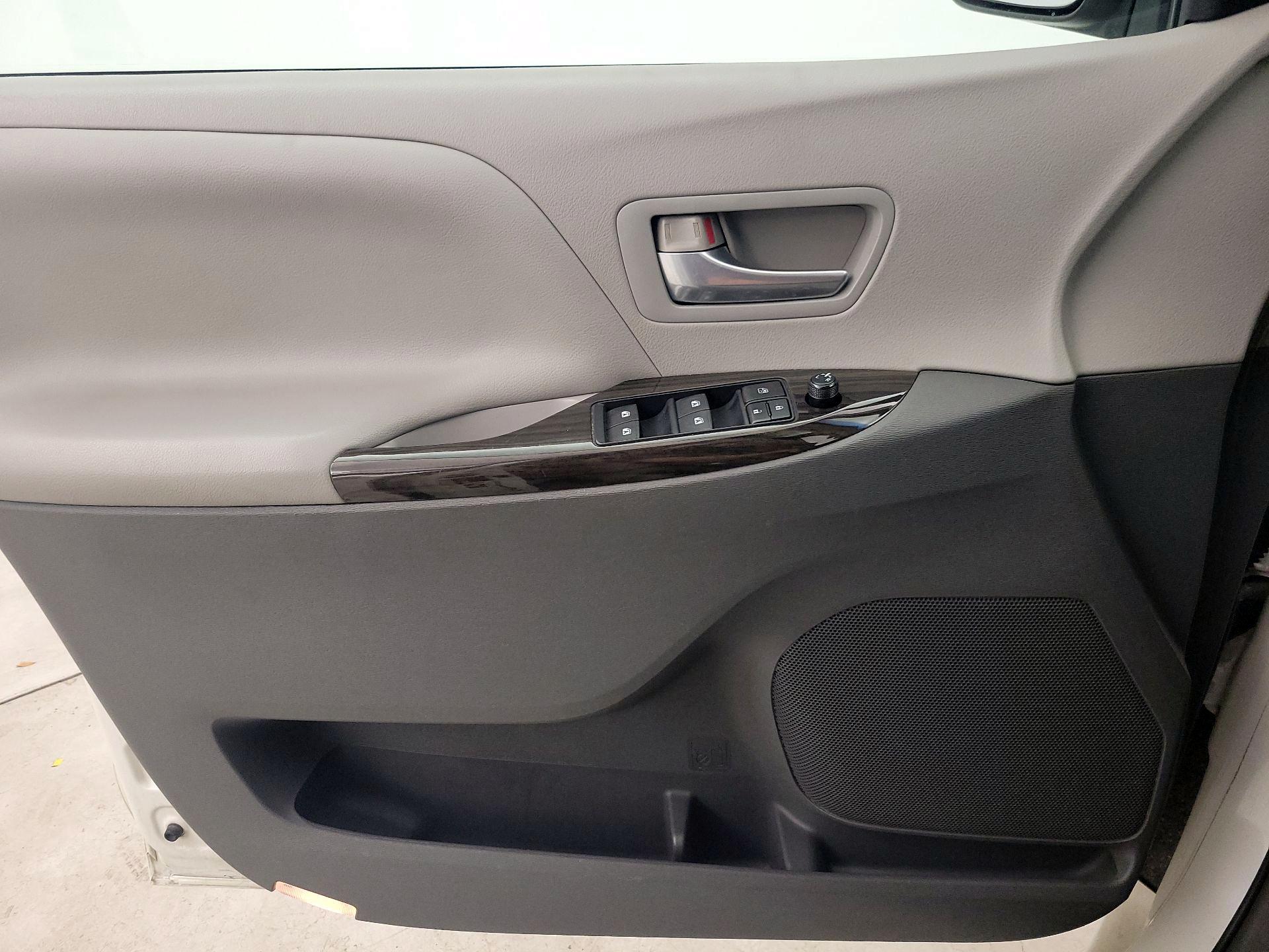 Thumbnail: 2015 Toyota Sienna - 12