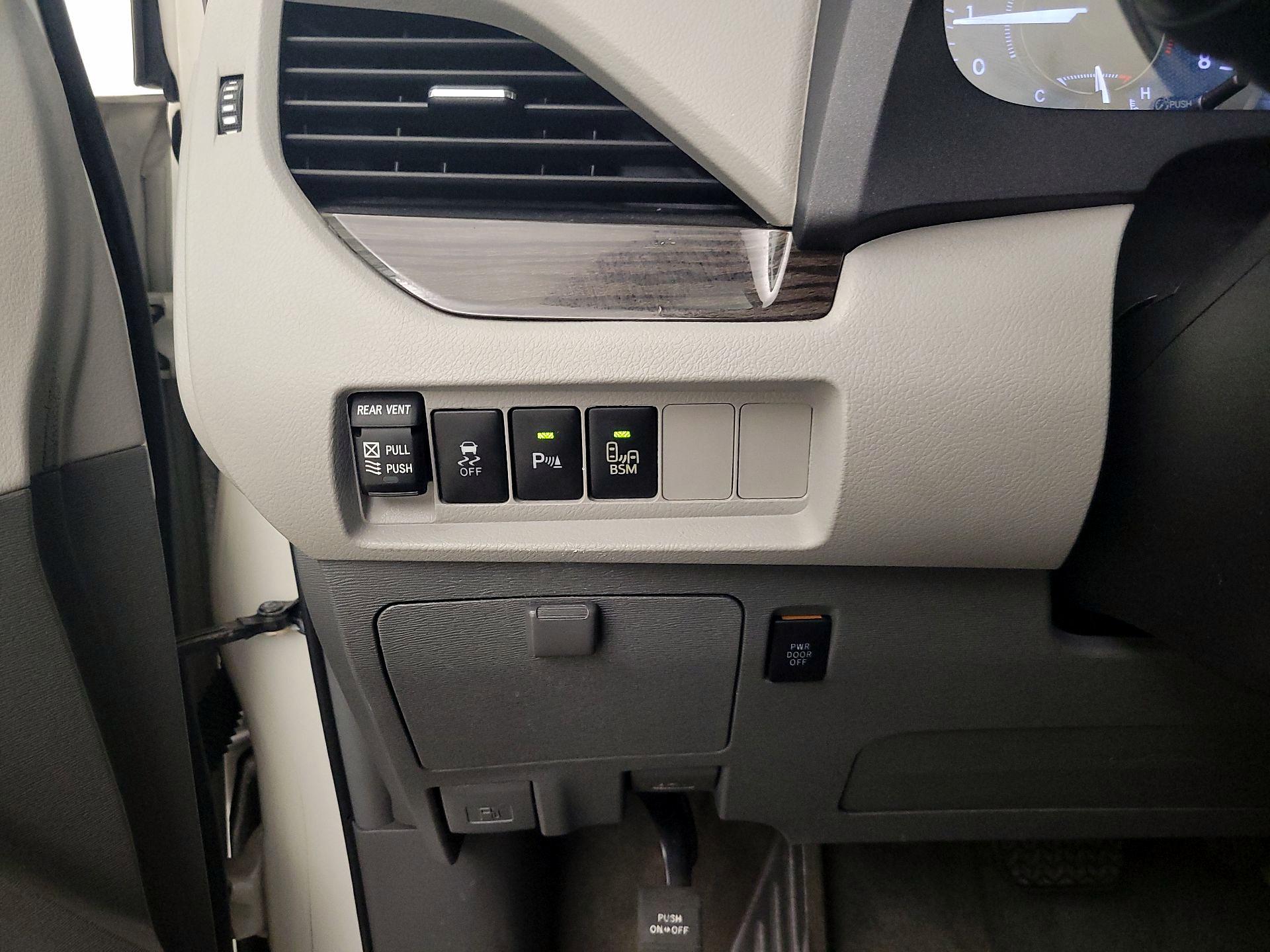 Thumbnail: 2015 Toyota Sienna - 13