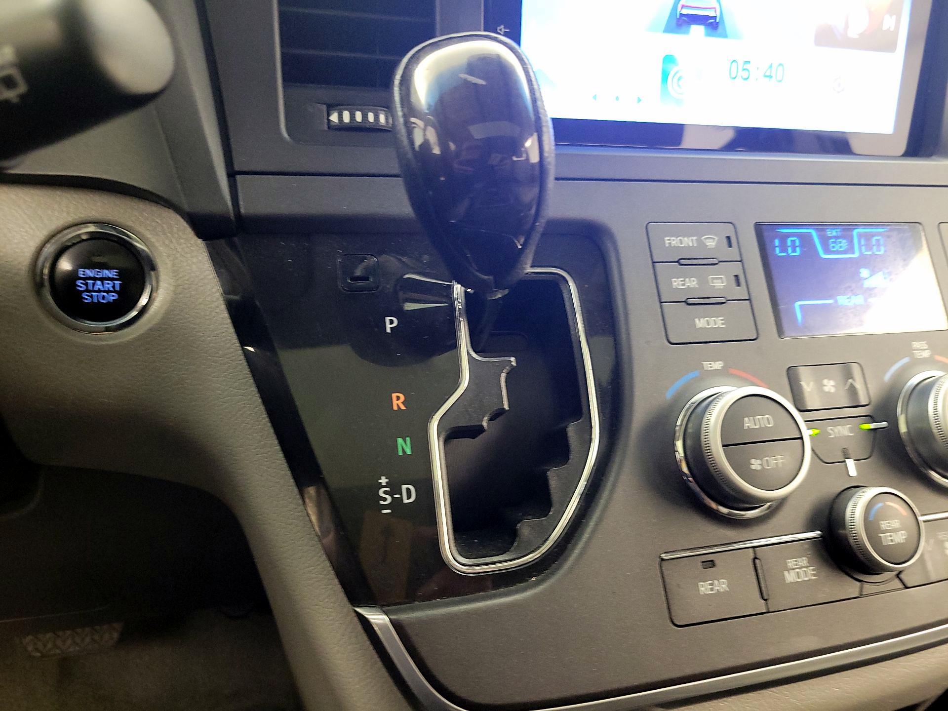 Thumbnail: 2015 Toyota Sienna - 17