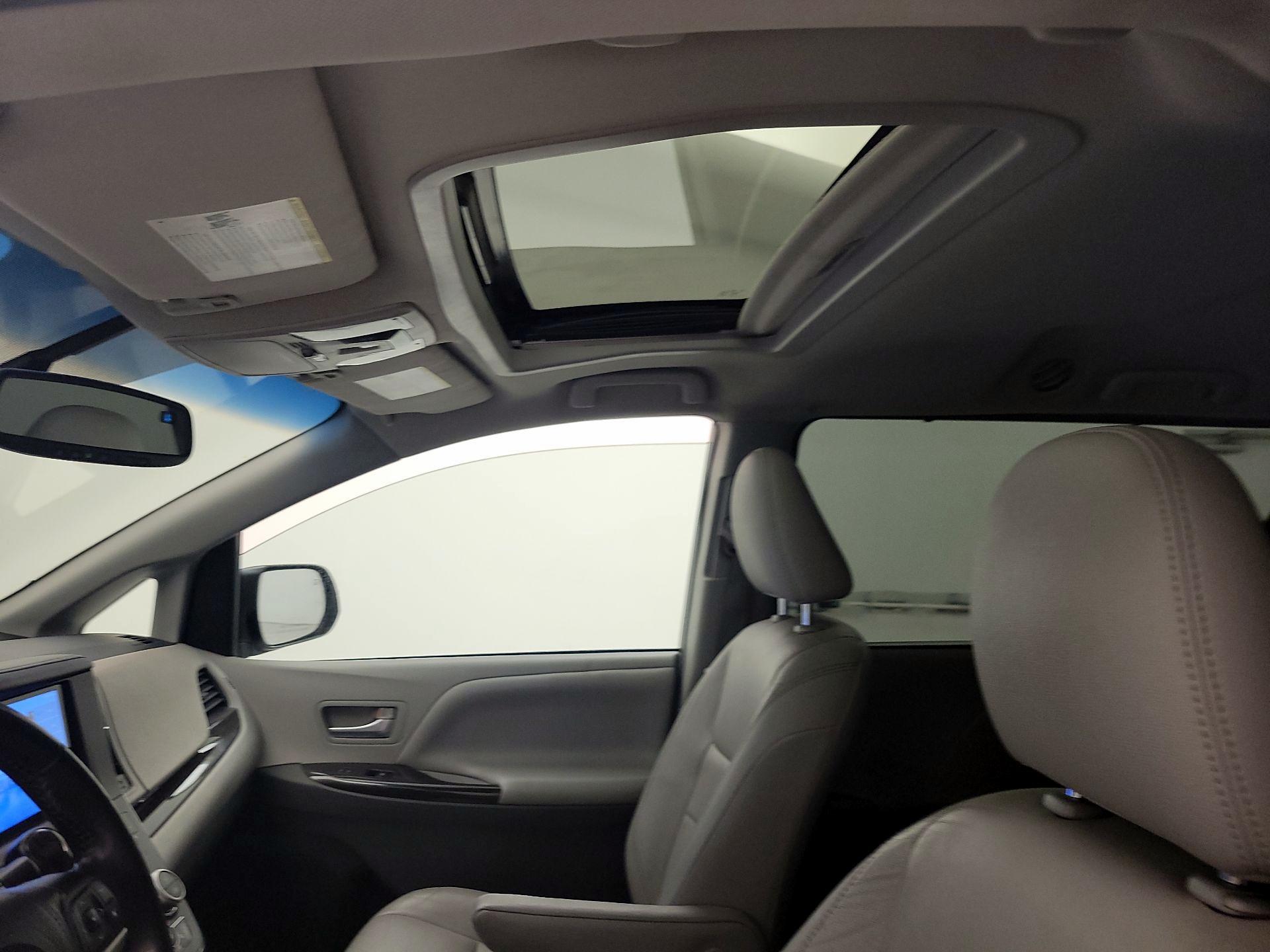 Thumbnail: 2015 Toyota Sienna - 19