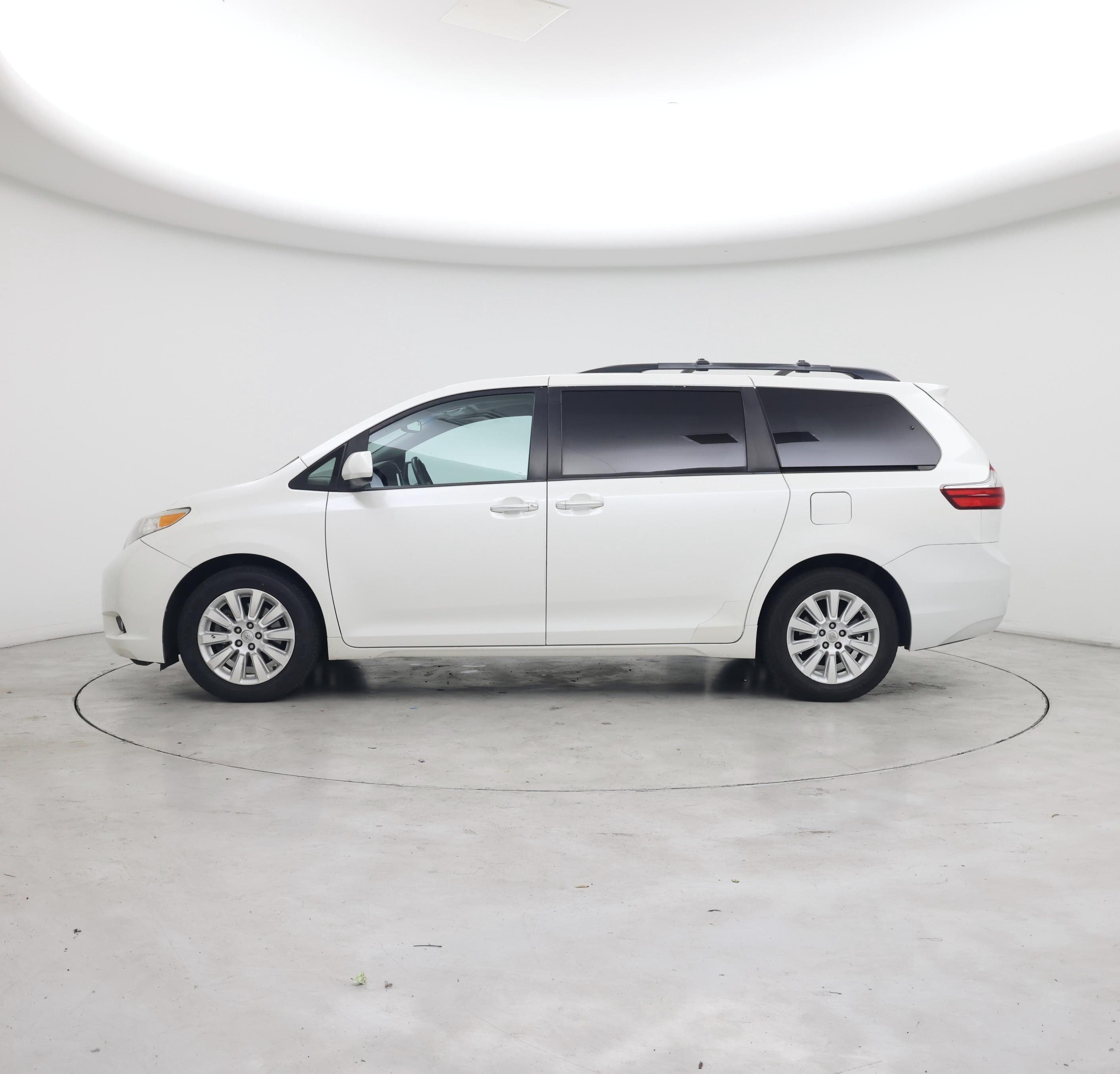 Thumbnail: 2015 Toyota Sienna - 3