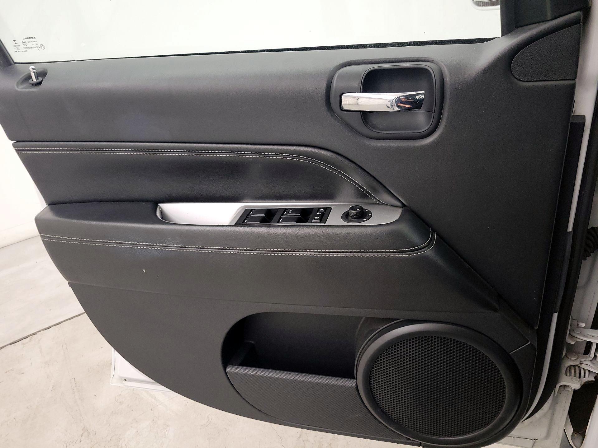 Thumbnail: 2016 Jeep Compass - 12