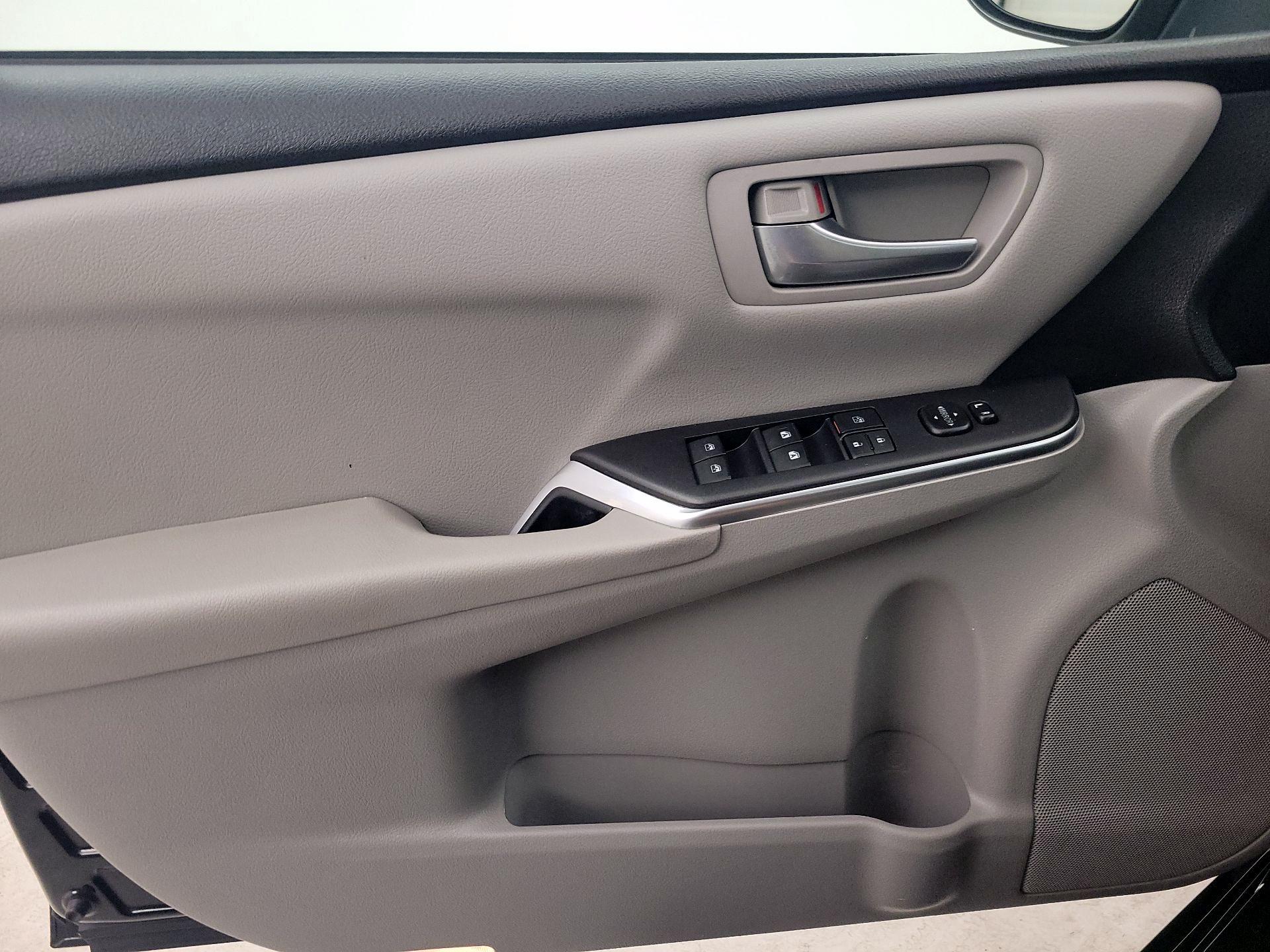 Thumbnail: 2016 Toyota Camry - 12