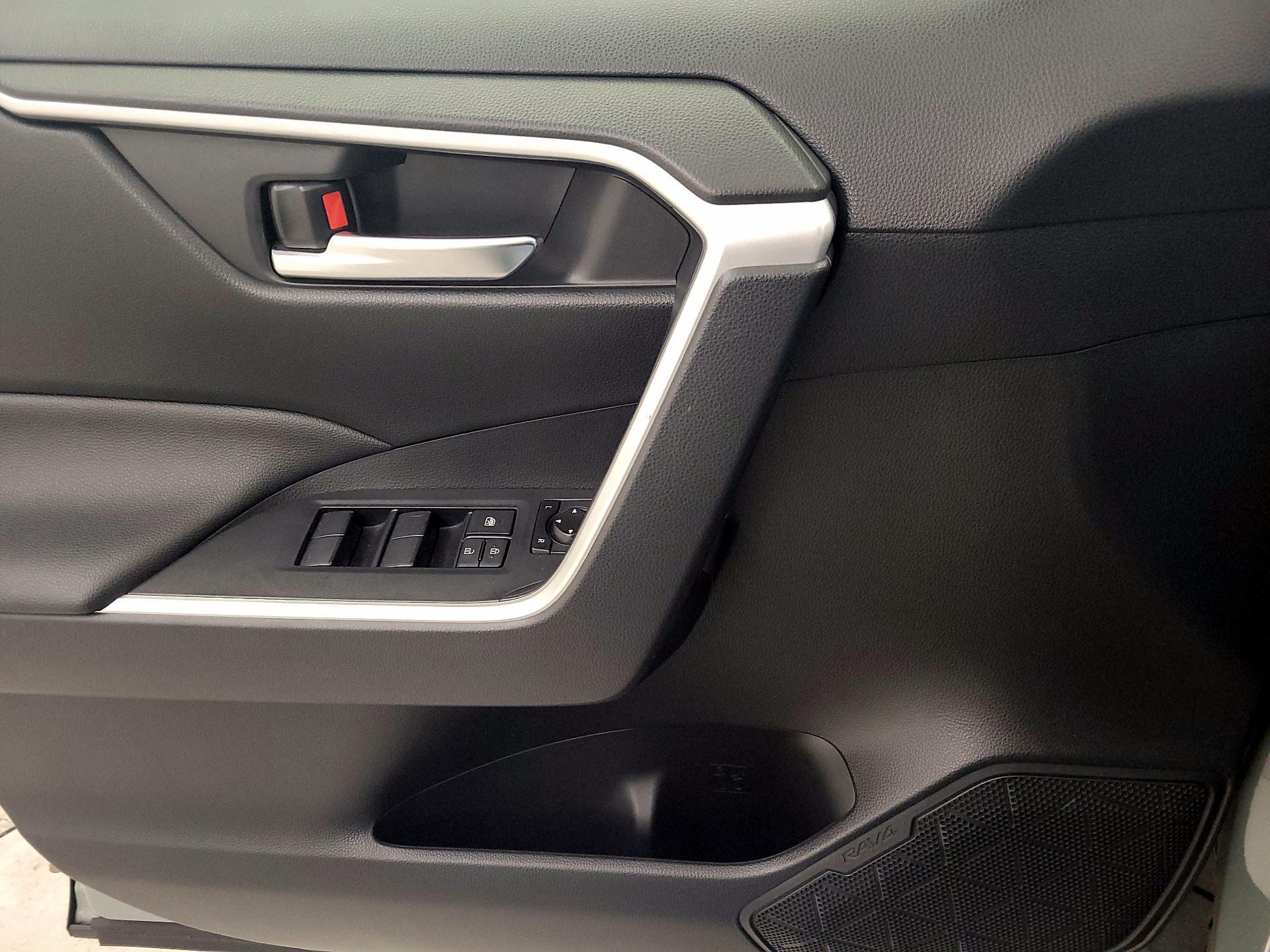 Thumbnail: 2019 Toyota RAV4 - 10