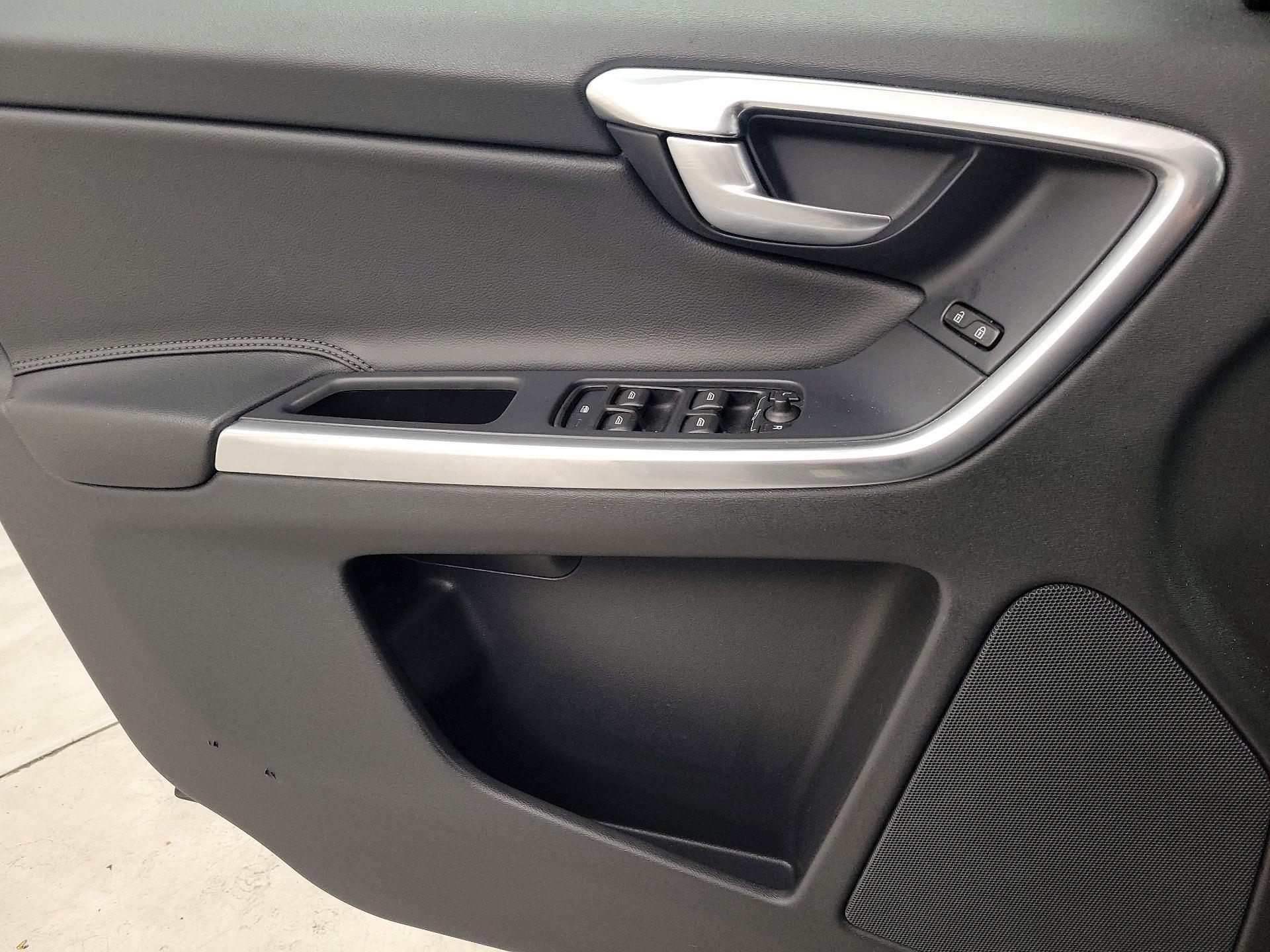 Thumbnail: 2015 Volvo XC60 - 12