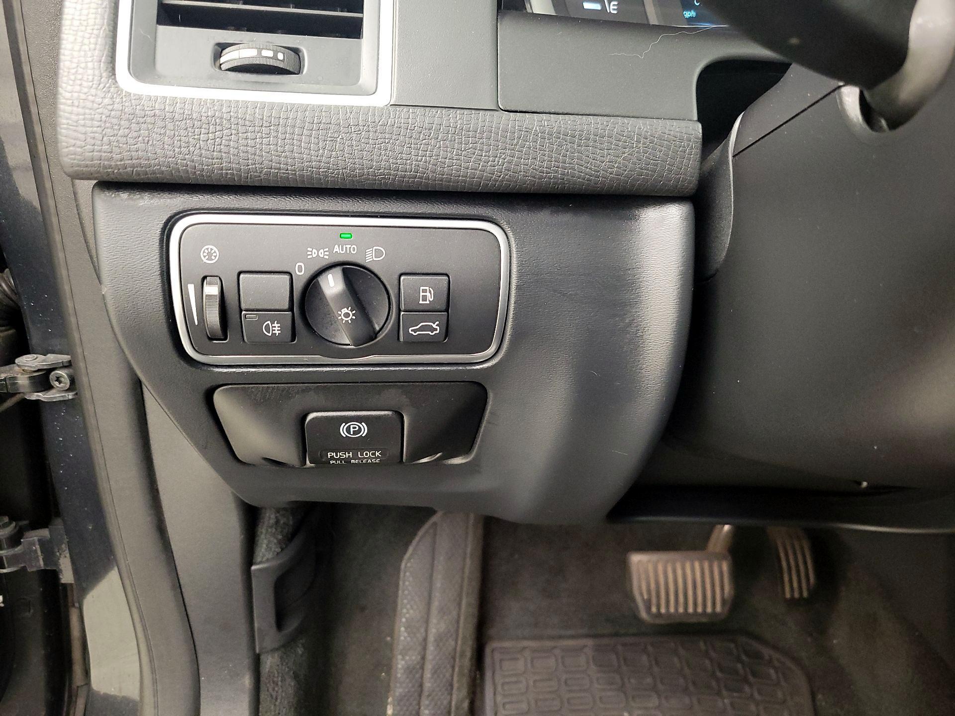 Thumbnail: 2015 Volvo XC60 - 13