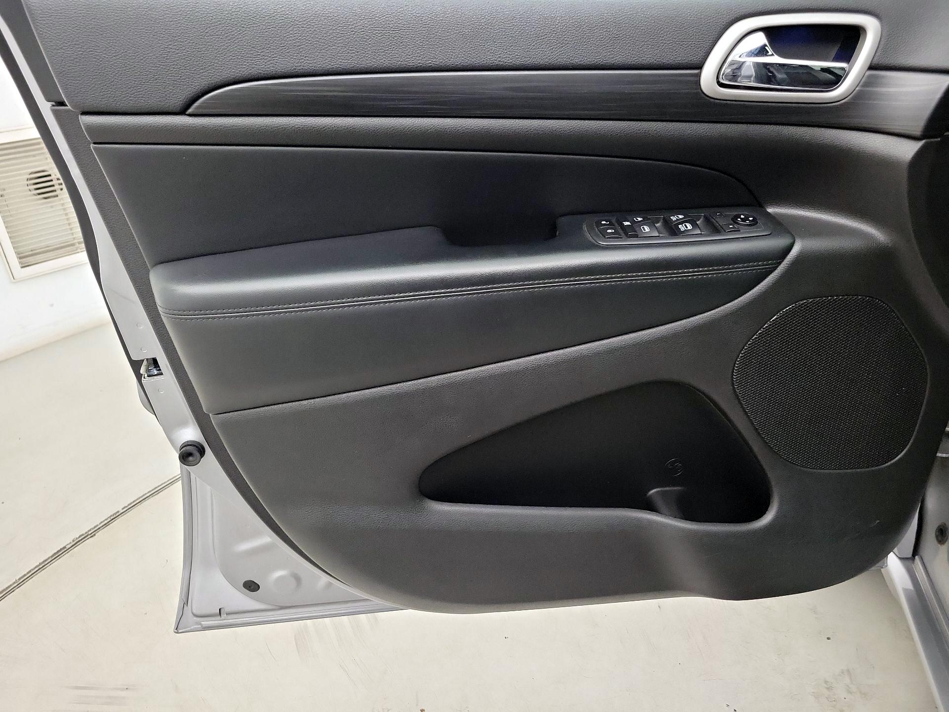 Thumbnail: 2020 Jeep Grand Cherokee - 12