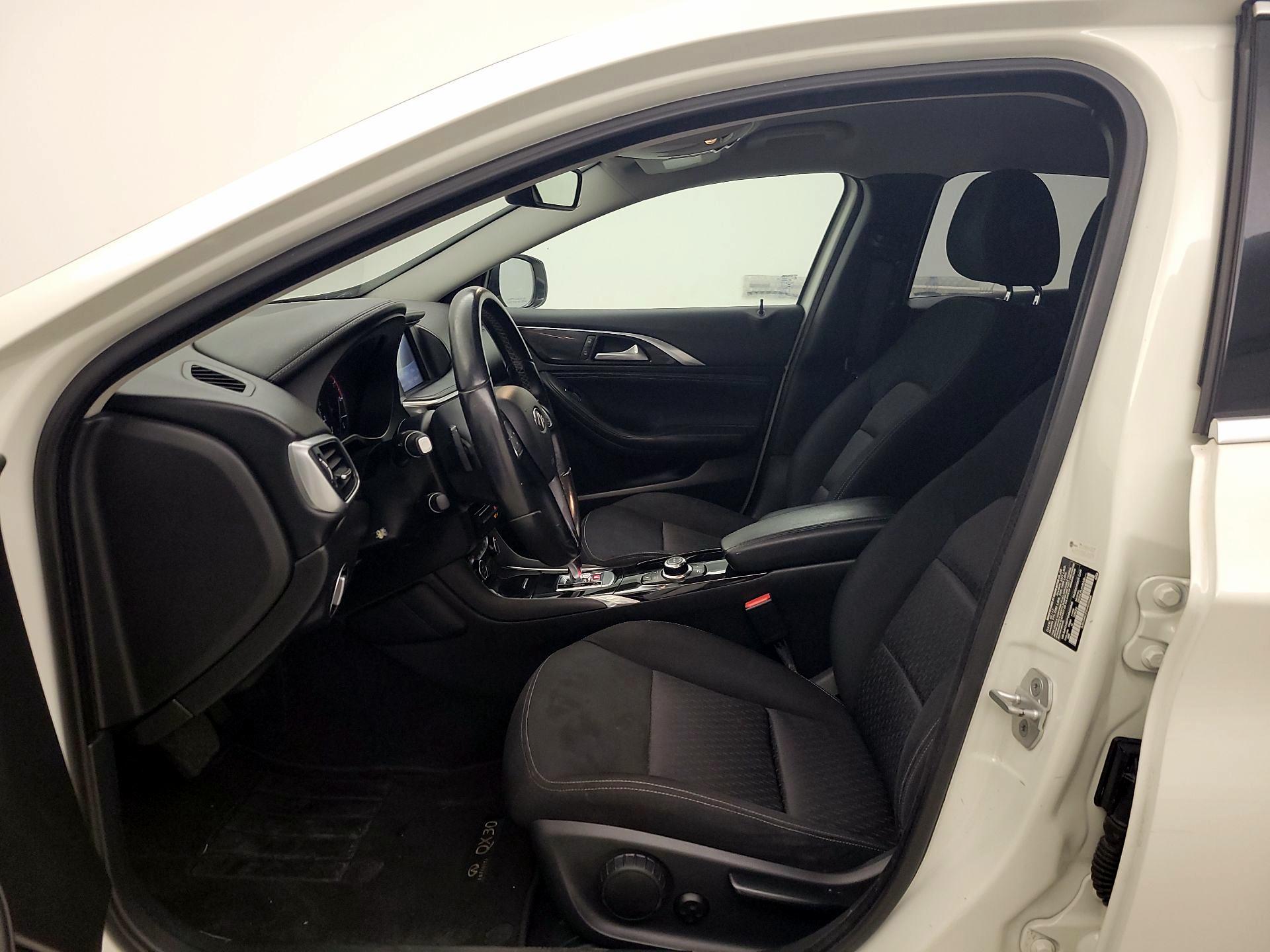 Thumbnail: 2017 INFINITI QX30 - 11