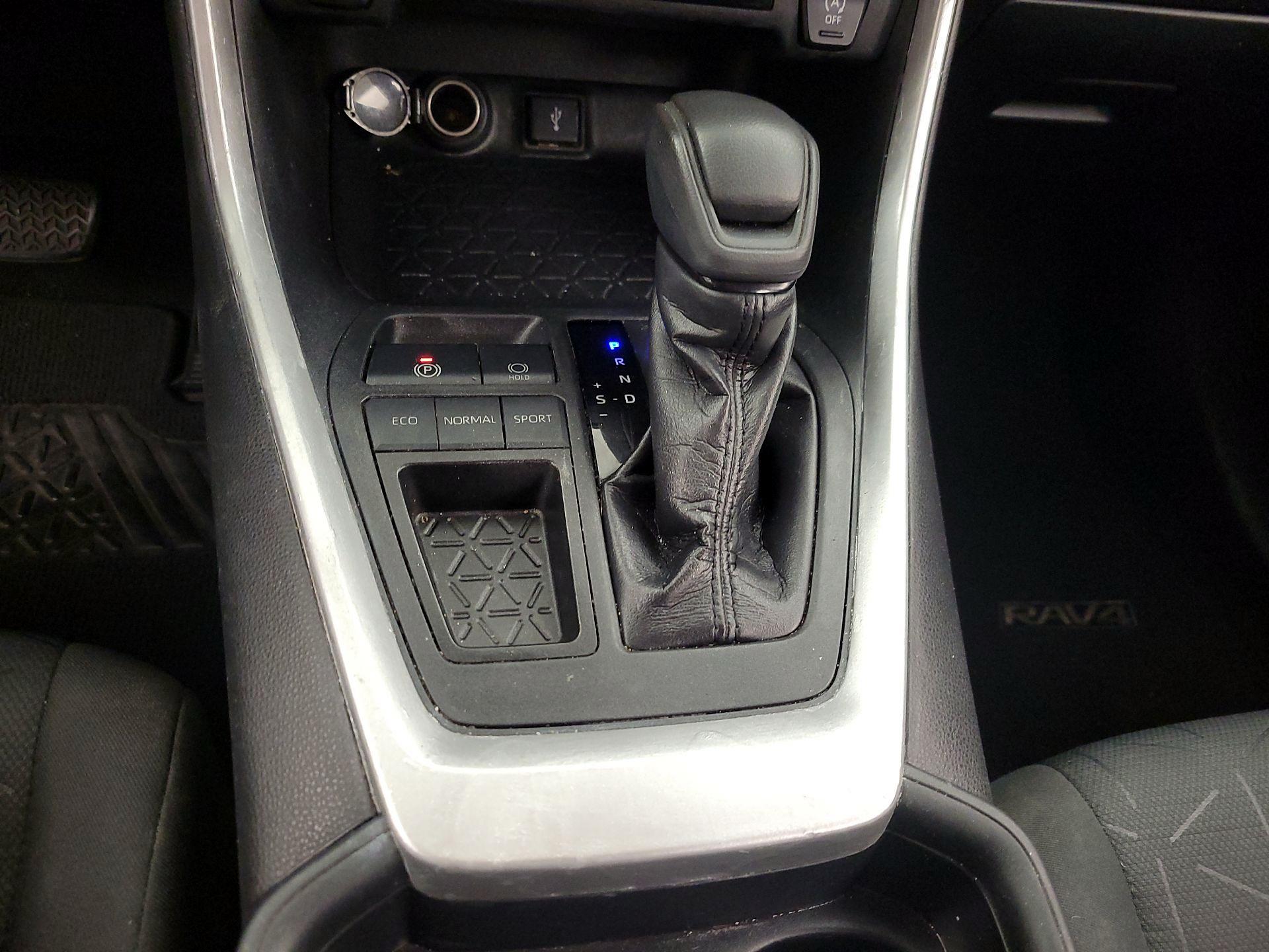 Thumbnail: 2020 Toyota RAV4 - 17