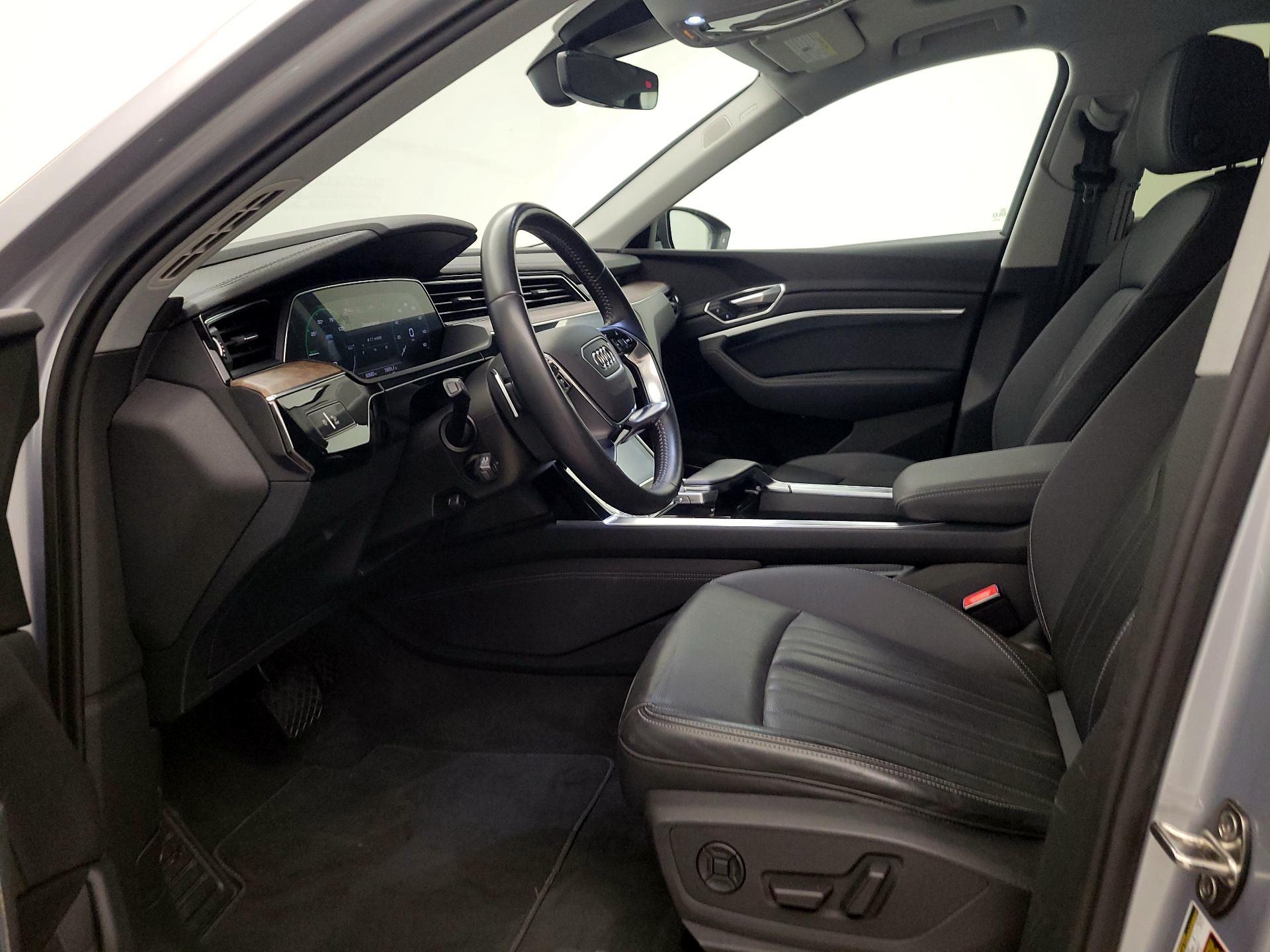 Thumbnail: 2020 Audi e-tron S - 11