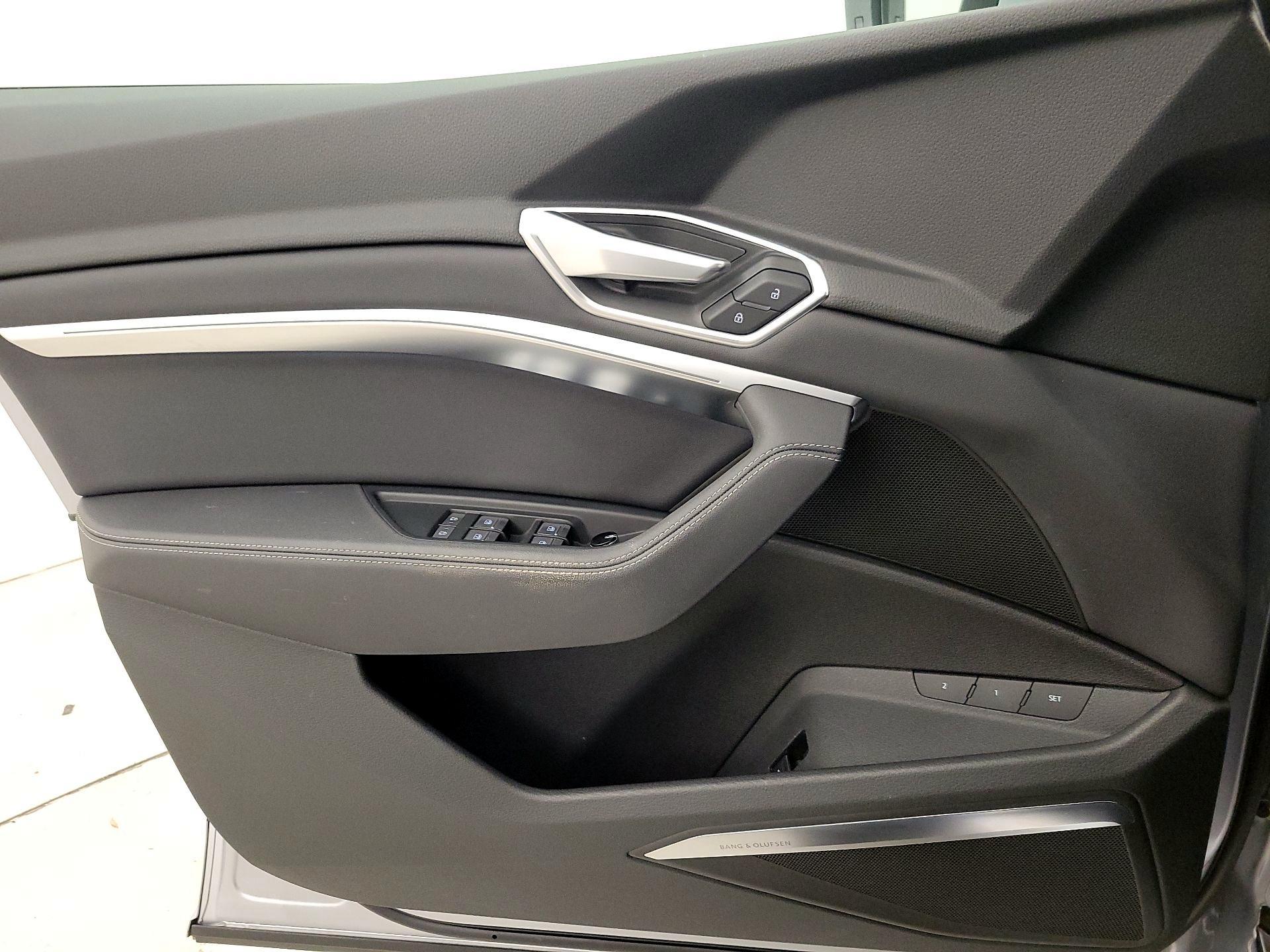 Thumbnail: 2020 Audi e-tron S - 12