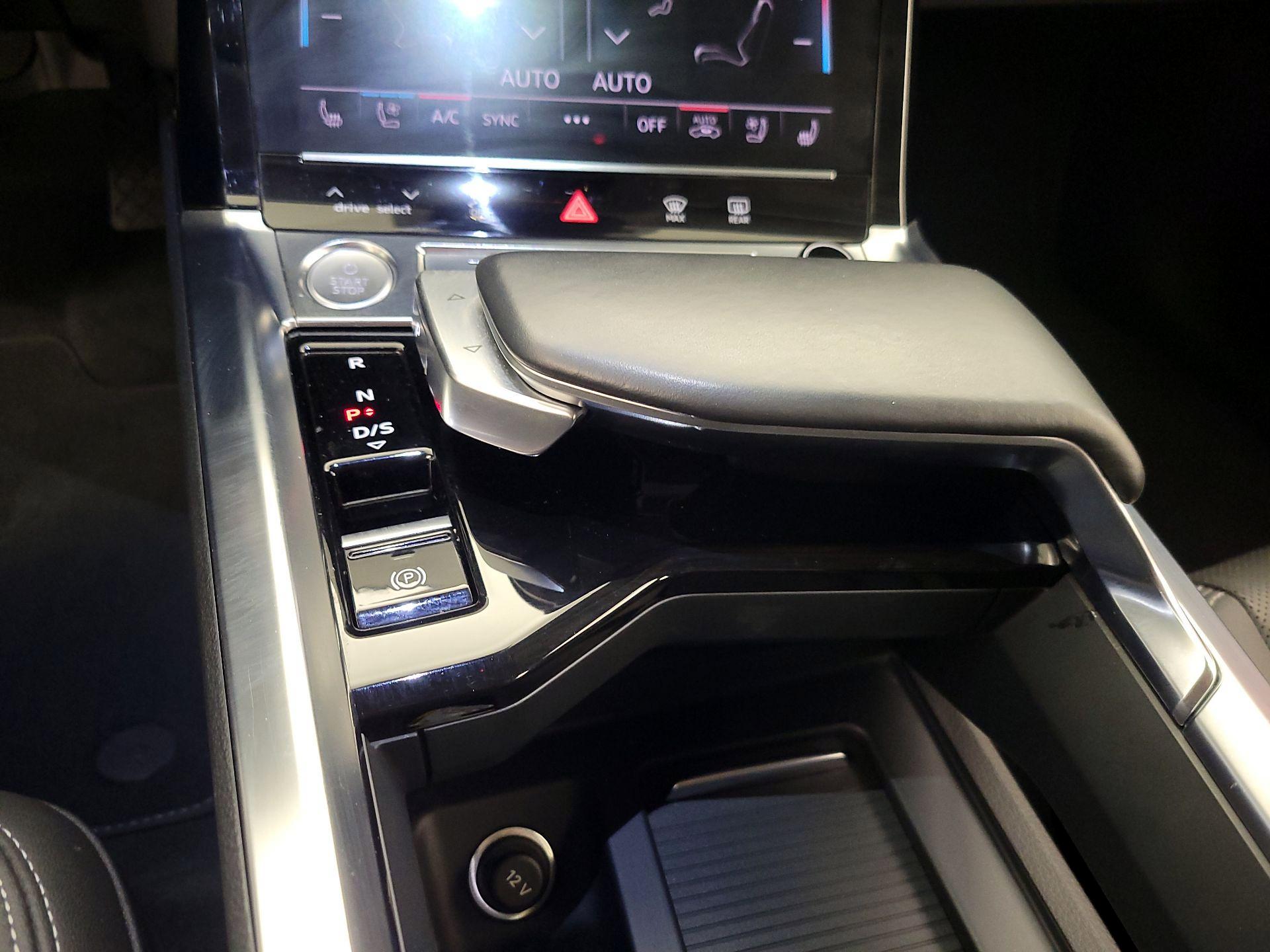 Thumbnail: 2020 Audi e-tron S - 17