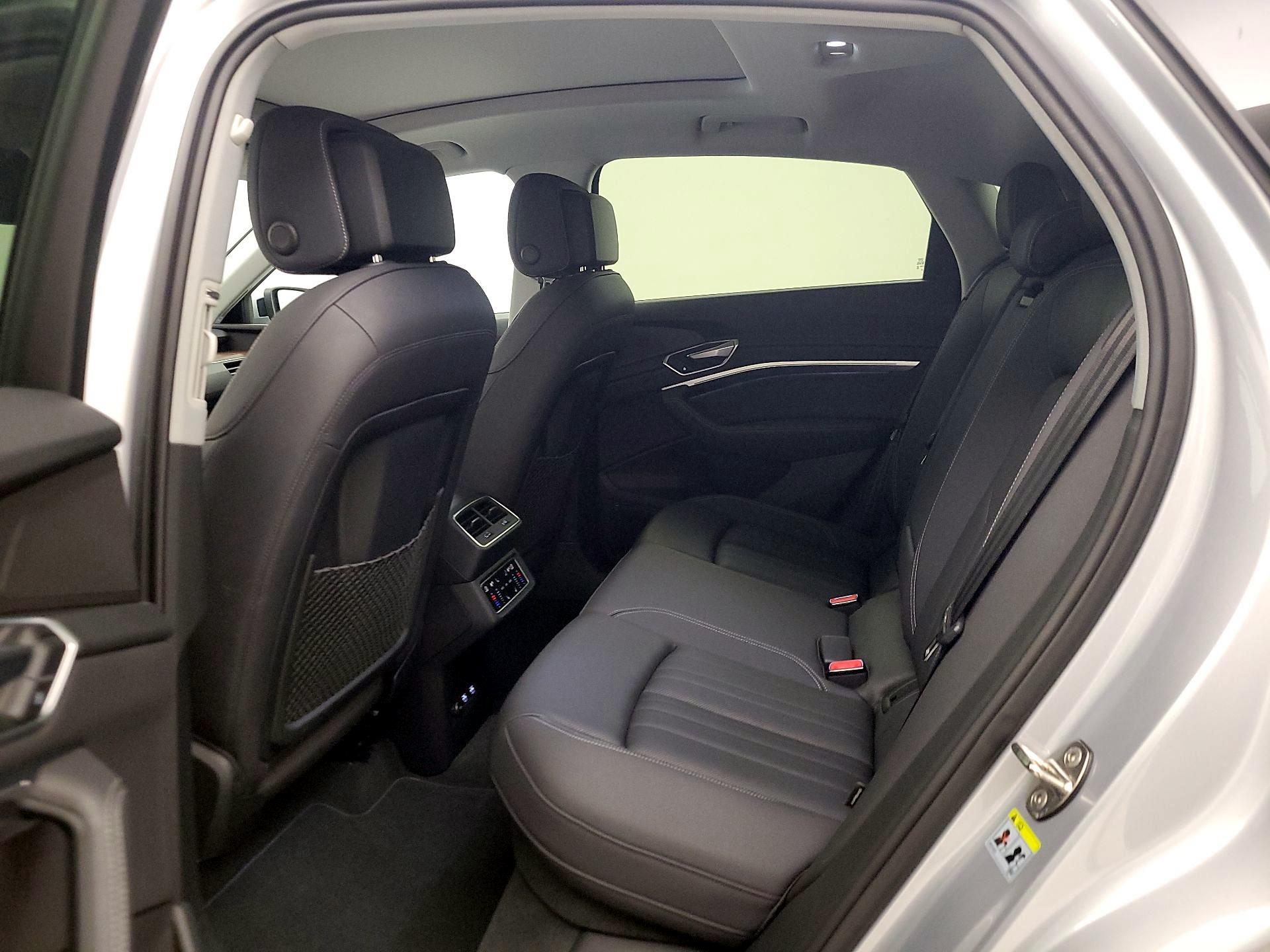 Thumbnail: 2020 Audi e-tron S - 19