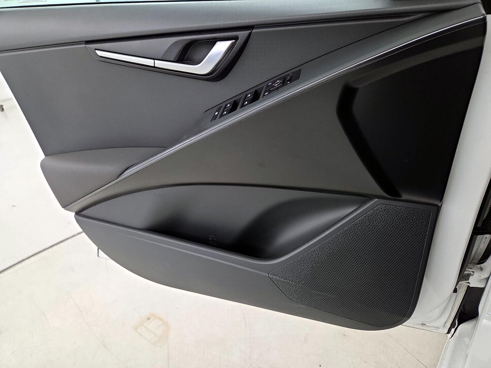 Thumbnail: 2023 Kia Niro - 12